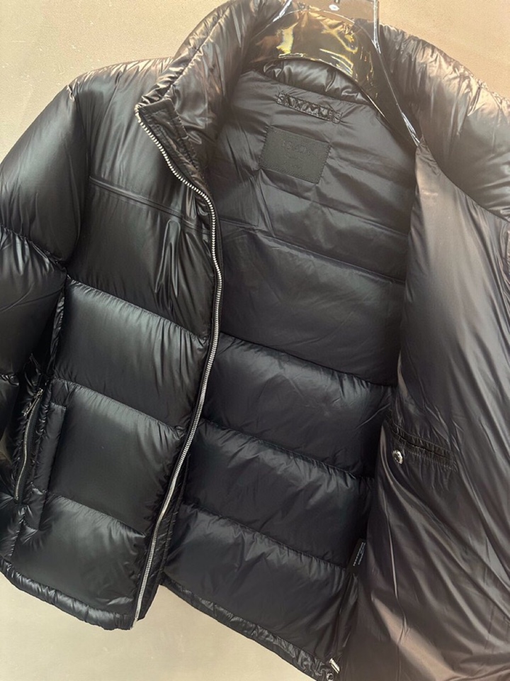 Prada 普拉达\n2025ss秋冬金属三角标立领羽绒服\n颜色:黑\n码数：48 50 52 54 
