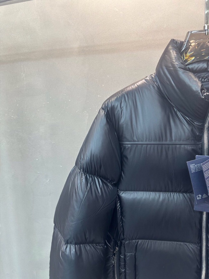 Prada 普拉达\n2025ss秋冬金属三角标立领羽绒服\n颜色:黑\n码数：48 50 52 54 