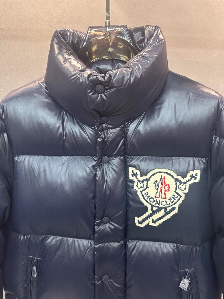 Moncler 蒙口25ss秋冬奔跑标识立领羽绒服\n颜色:深蓝\n码数:1 2 3 4 5