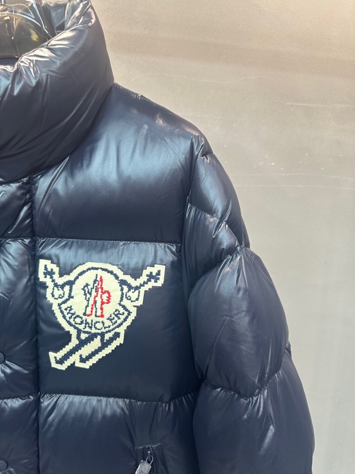 Moncler 蒙口25ss秋冬奔跑标识立领羽绒服\n颜色:深蓝\n码数:1 2 3 4 5