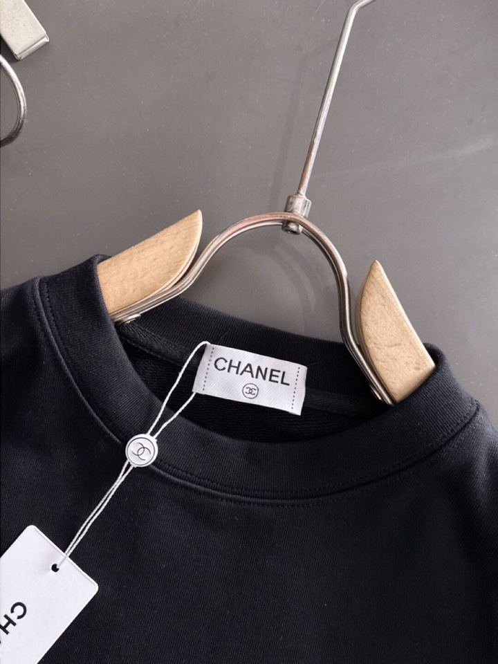 CHANEL 香奈儿25SS秋冬圆领卫衣，500克重 区别市面 质感无解 版型也真的是绝绝子 每一季新品