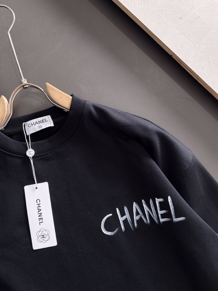 CHANEL 香奈儿25SS秋冬圆领卫衣，500克重 区别市面 质感无解 版型也真的是绝绝子 每一季新品