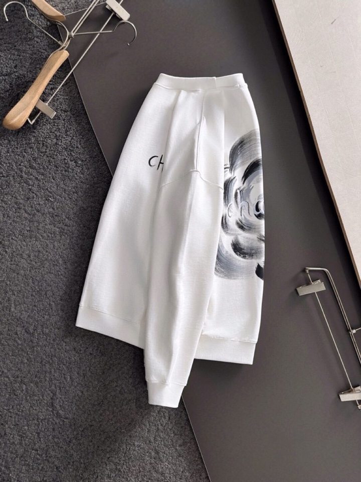 CHANEL 香奈儿25SS秋冬圆领卫衣，500克重 区别市面 质感无解 版型也真的是绝绝子 每一季新品