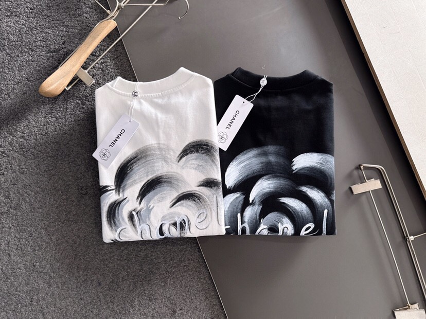 CHANEL 香奈儿25SS秋冬圆领卫衣，500克重 区别市面 质感无解 版型也真的是绝绝子 每一季新品