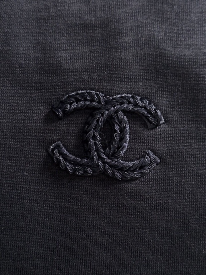 CHANEL 香奈儿25SS秋冬圆领卫衣，500克重 区别市面 质感无解 版型也真的是绝绝子 每一季新品