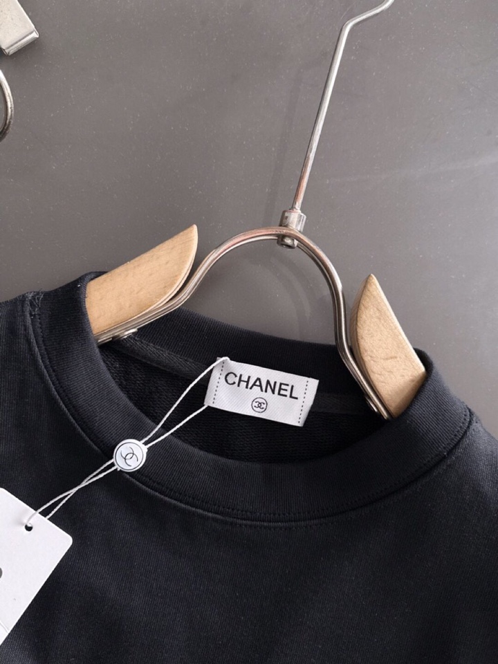 CHANEL 香奈儿25SS秋冬圆领卫衣，500克重 区别市面 质感无解 版型也真的是绝绝子 每一季新品