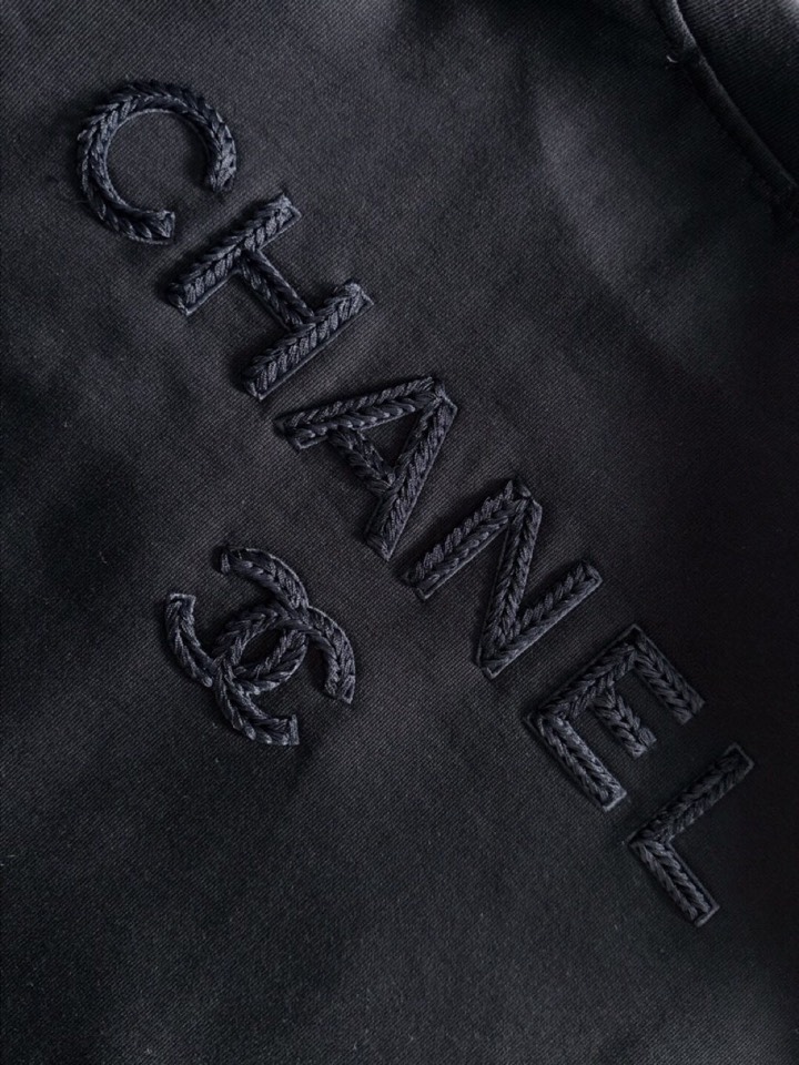 CHANEL 香奈儿25SS秋冬圆领卫衣，500克重 区别市面 质感无解 版型也真的是绝绝子 每一季新品