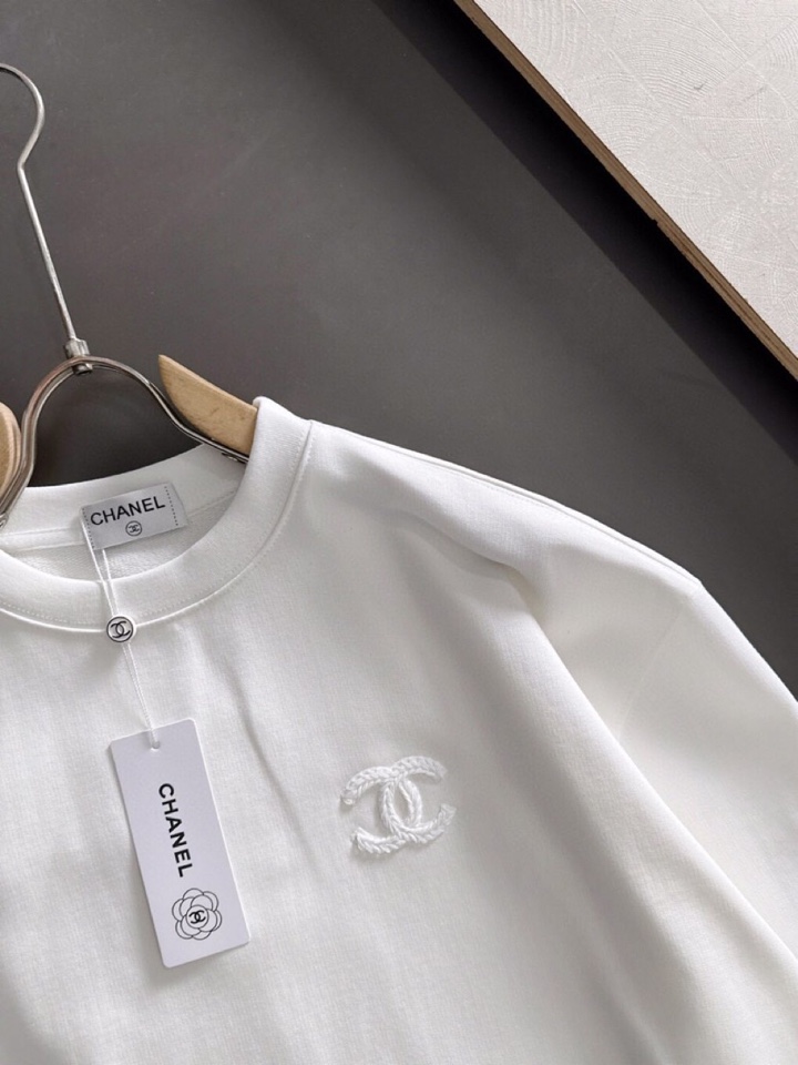 CHANEL 香奈儿25SS秋冬圆领卫衣，500克重 区别市面 质感无解 版型也真的是绝绝子 每一季新品