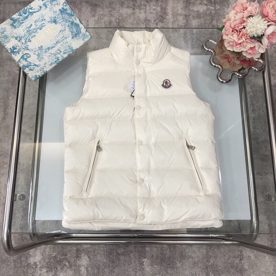 NO:617286,[Ready stock] MONCLER small stand-up collar vest down jacket, ultra-high version of duck down filling, hot model shipped, thickened fleece and super warm design, flannel small round logo on the left chest of the jacket, made of pure white duck down ~ excellent fluffiness, very warm and insulating, and the upper body effect is super good!  Original item, complete with three labels, color green black Size--130-140-150-160 [CM], clothes, down jacket,19860909【现货发】  MONCLER 小立领马甲羽绒服 超高版本鸭绒填充物 火爆款出货 抓绒加厚超保暖设计 衣左胸前绒布小圆标logo 采用纯正白鸭绒～蓬松度极好 非常暖和保暖 上身效果超级好哦！ 原单货,三标齐全, 颜色绿色 黑色  Size--130-140-150-160【CM】,衣服,down jacket,,Children's