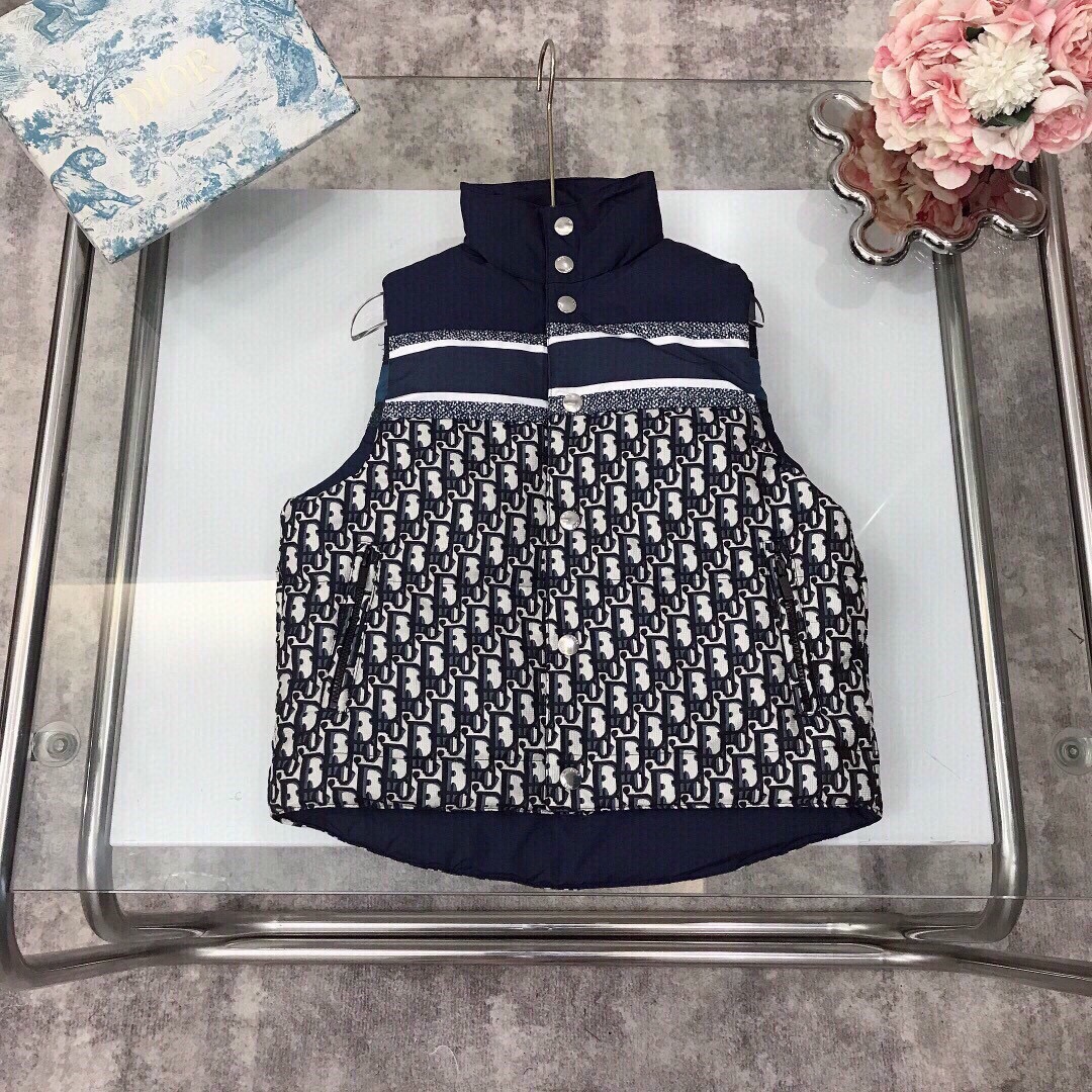 NO:617289,[Ready stock] Size 90 - DIO* Exclusive real shot ~ Reversible down vest. One side is customized with classic old flower denim jacquard logo fabric and the other side is navy blue static logo printing. The most popular model is shipped. The ultra-high version is made of national standard 90 down. The fluffiness is excellent, very warm and insulating, and the upper body effect is super good!  Original item Size90--110-120-130-140-[CM], clothes, dior, down jacket,19860909【现货发】  尺寸90- DIO* 独家实拍～两面穿 羽绒马甲 一面定制经典老花牛仔提花logo面料一面藏蓝色静面logo印花,火爆款出货 超高版本 采用国标90羽绒～蓬松度极好 非常暖和保暖 上身效果超级好哦！ 原单货 Size90--110-120-130-140-【CM】,衣服,dior,down jacket,,Children's