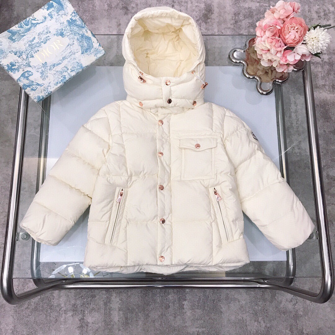 NO:617293,[Ready stock] Size- size-120-130-140-150-'Long-term availability' Moncl* autumn and winter classic Erea square quilted short down jacket YB quality!  The shape is very correct, super good-looking, warm, comfortable and versatile. Upgraded quality version ~ Selected high-quality national standard 90 white duck down filling, high fluffiness, no-wash material, excellent windproof, coldproof and warmth retention, all accessories and hardware are customized one-to-one by YB, high-end quality!  The version is on point, the fashionable style is suitable for any figure, the upper body effect is great, it is ok to give to others and wear for yourself. Must buy the value-for-money ~ color off-white black suitable for 105cm ~ 155cm, clothes, down jacket,19860909【现货发】 尺码- size-120-130-140-150-《长期有货》  Moncl*秋冬经典款 Erea 方形珩缝短款羽绒服 YB品质！版型非常正 超高颜值 保暖舒适百搭爆款 品质升级版～ 精选优质国标90白鸭绒填充 蓬松度高 免洗材质,防风防寒保暖性极佳,所有配件五金都是YB一比一定制 高端品质！版型正点 时尚流行的款式风格 适合任何身材,上身效果超赞,送人自穿都很ok 必收超值款 ～ 颜色米白色 黑色 适合105cm～155cm,衣服,down jacket,,Children's