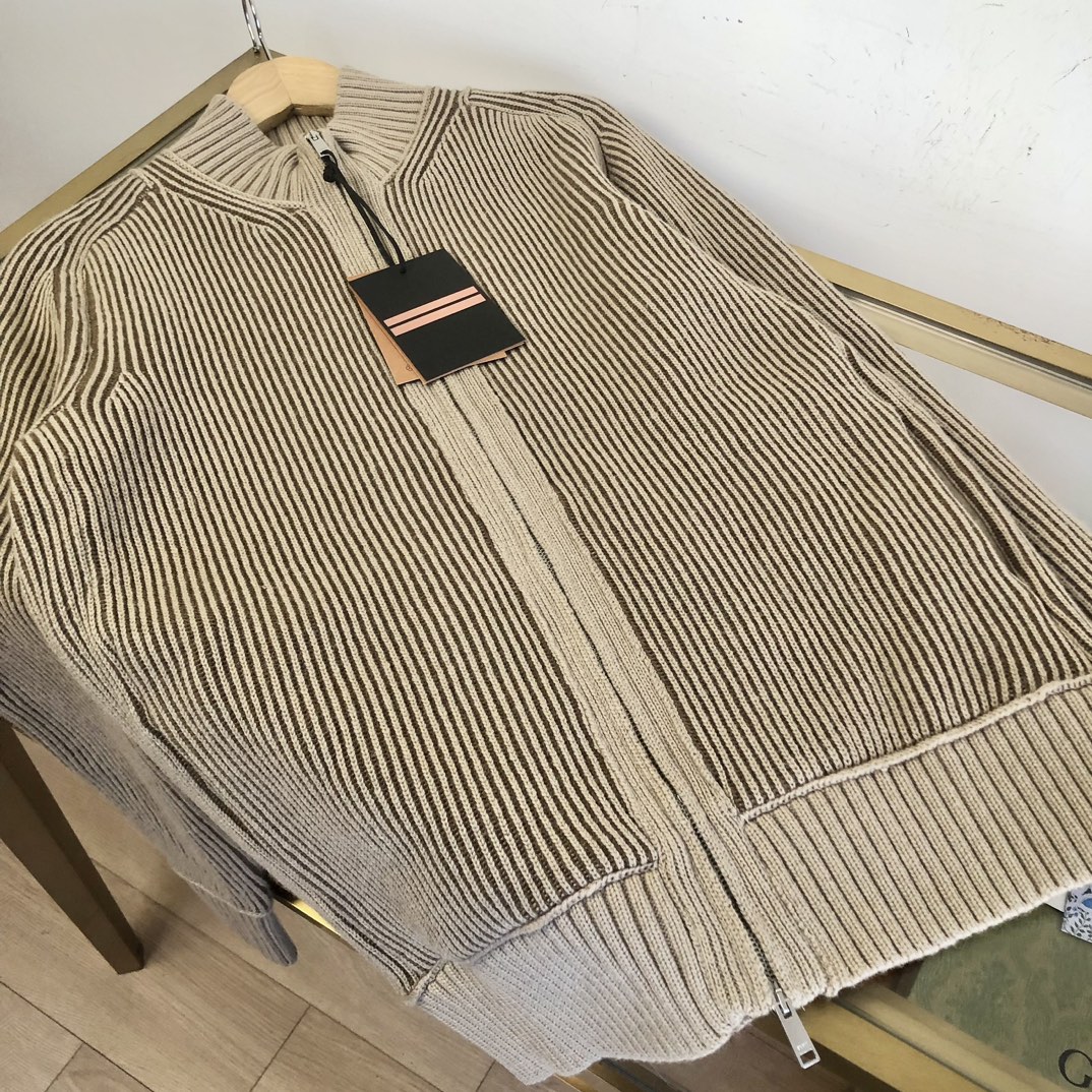 杰尼亚坑条拉链针织外套采用羊毛混纺面料制作！经典坑条设计