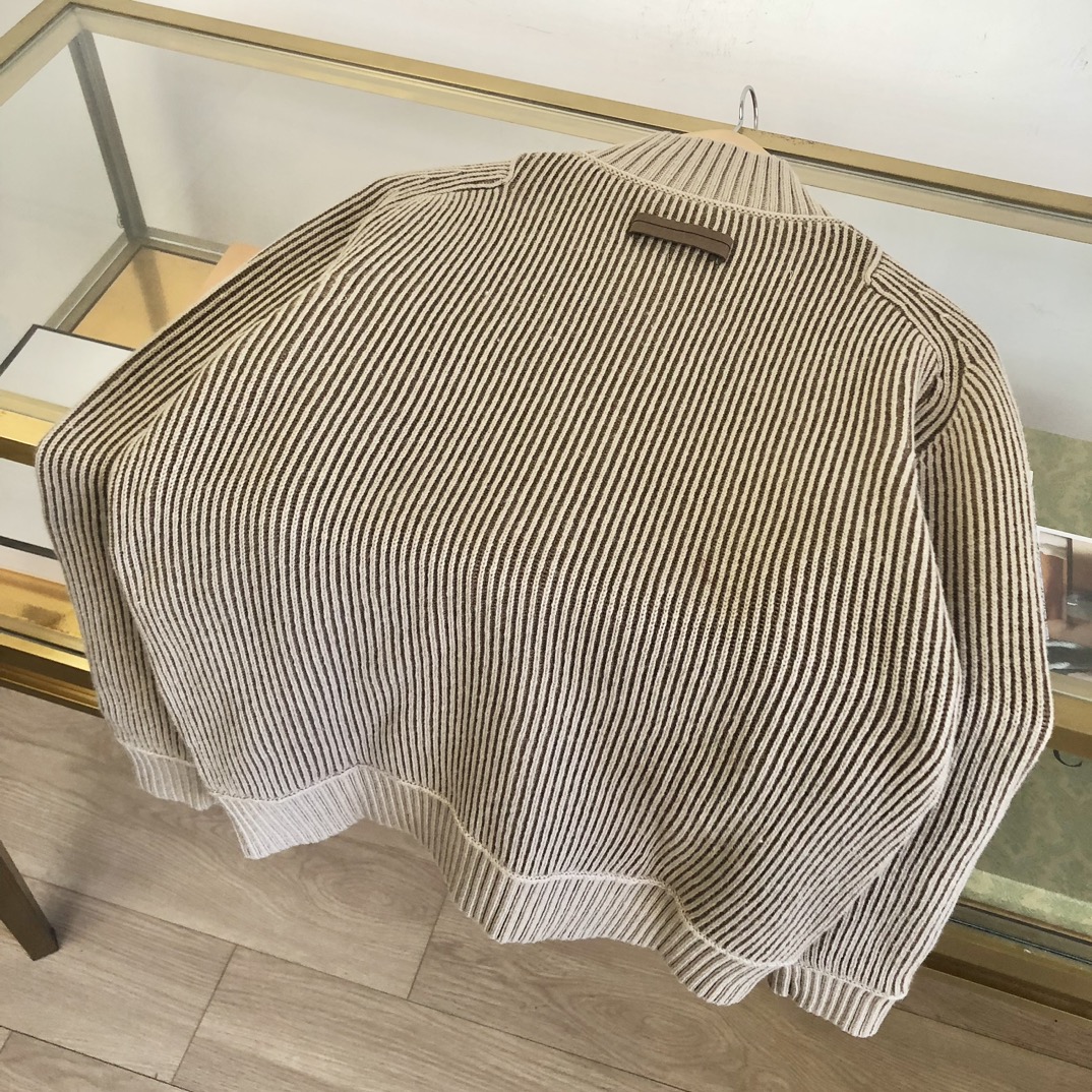 杰尼亚坑条拉链针织外套采用羊毛混纺面料制作！经典坑条设计