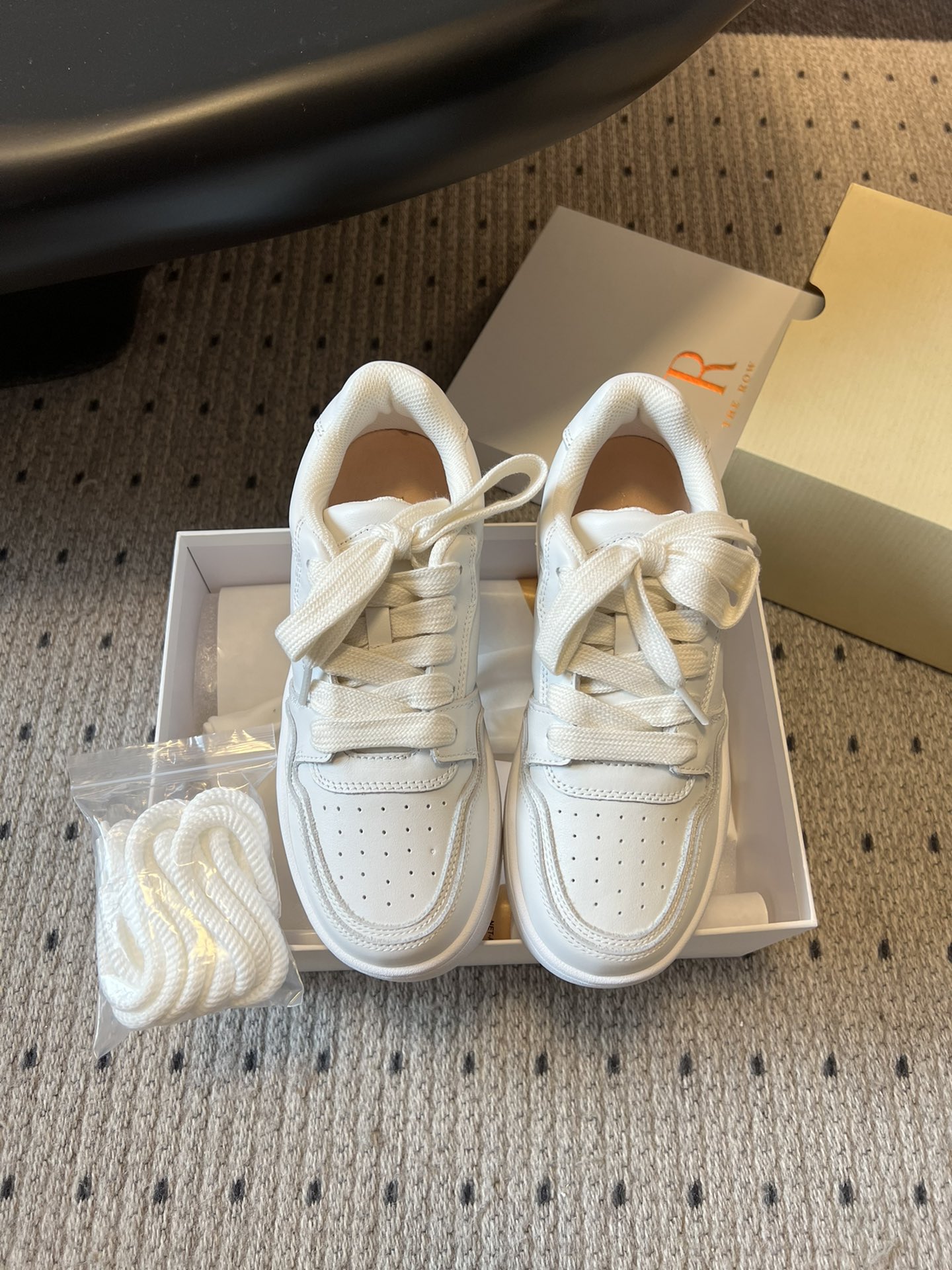 NO:628825,Made in Wandan, The Ro* thick-soled lace-up sneakers with smiley face embroidery are casual shoes. There is an embroidered smiley face pattern on the heel. The style is playful and cute, breaking the monotony of the minimalist style. It is both childlike and refined. It is made of fine leather or suede material, soft to the touch, and the upper lines are simple and neat, maintaining the brand's consistent high-end texture.  It is a low-top casual shoe type with a last that fits the shape of the foot; the shoelaces are made of wide webbing style and matched with the shoe body of the same color, making the overall style soft and coordinated. Mainly in low-saturated colors such as white and brown, the cute elements are suitable for casual wear, which can be used for daily outings and add interesting highlights to the look. The upper is imported cowhide/fetal cowhide, and the lining is sheepskin. The outsole is an original molded outsole, which increases the size by 4cm.  :35-41 size (40 size customization is non-refundable), casual shoes/sports shoes, sneakers, cowhide, sheepskin19860909莞产 The Ro* 厚底系带笑脸刺绣运动鞋休闲鞋 鞋后跟处有刺绣笑脸图案,风格俏皮可爱,打破极简款的单调感,兼具童趣与精致.采用细腻的皮革或绒面材质,触感柔软,鞋面线条简洁利落,保持品牌一贯的高级质感. 是低帮休闲鞋型,鞋楦贴合脚型；鞋带采用宽版织带样式,搭配同色系鞋身,整体风格柔和协调.以白、棕等低饱和色系为主,可爱元素适配休闲穿搭,既能日常出街也能为造型增加趣味亮点. 鞋面进口牛皮/胎牛绒 内里羊皮 大底原版开模大底 增高4cm size :35-41码（40码定制不退换）,休闲鞋/运动鞋,sneakers,cowhide,sheepskin,Women's Shoes