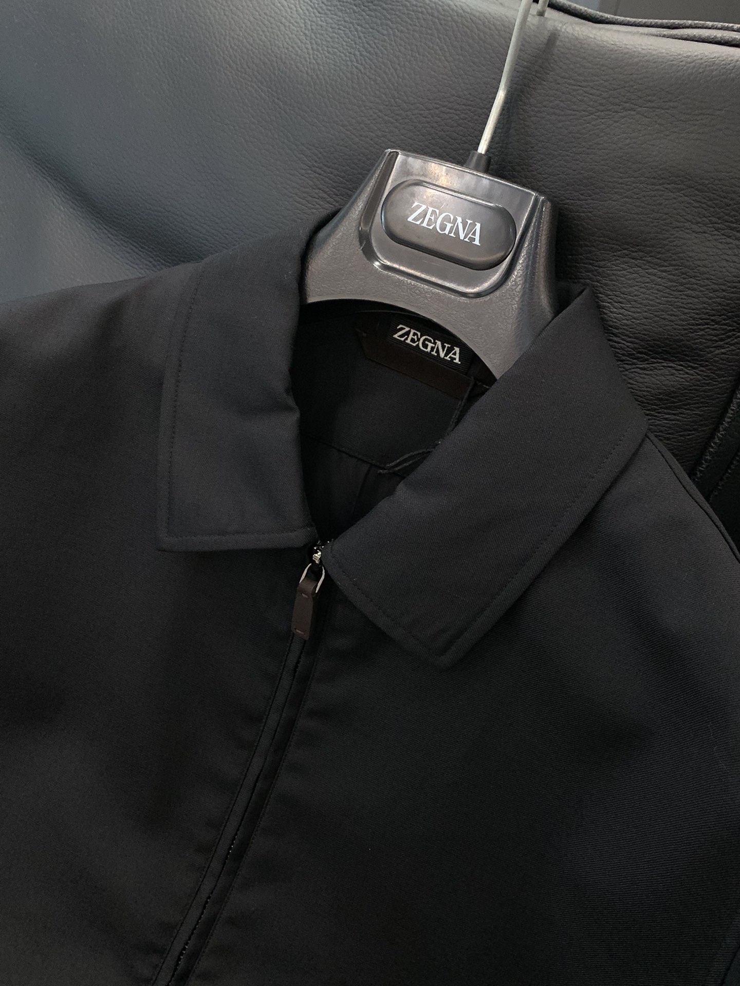 ，ZEGNA 新款深灰色翻领拉链外套 面料成份:50%羊毛50% 聚酯纤维里料:100%聚酯纤维新款防风