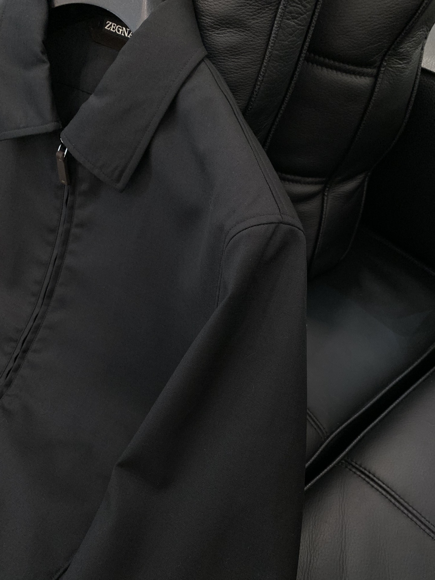 ，ZEGNA 新款深灰色翻领拉链外套 面料成份:50%羊毛50% 聚酯纤维里料:100%聚酯纤维新款防风