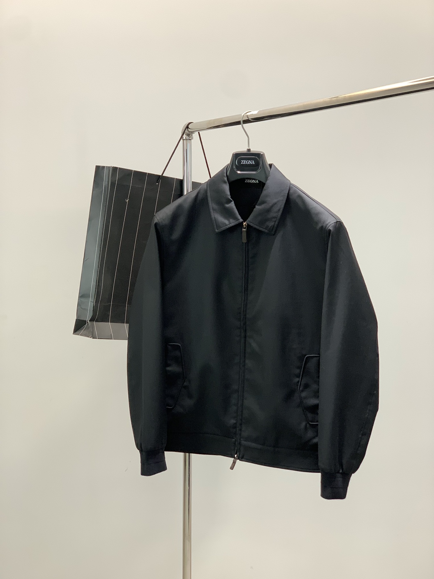 ，ZEGNA 新款深灰色翻领拉链外套 面料成份:50%羊毛50% 聚酯纤维里料:100%聚酯纤维新款防风