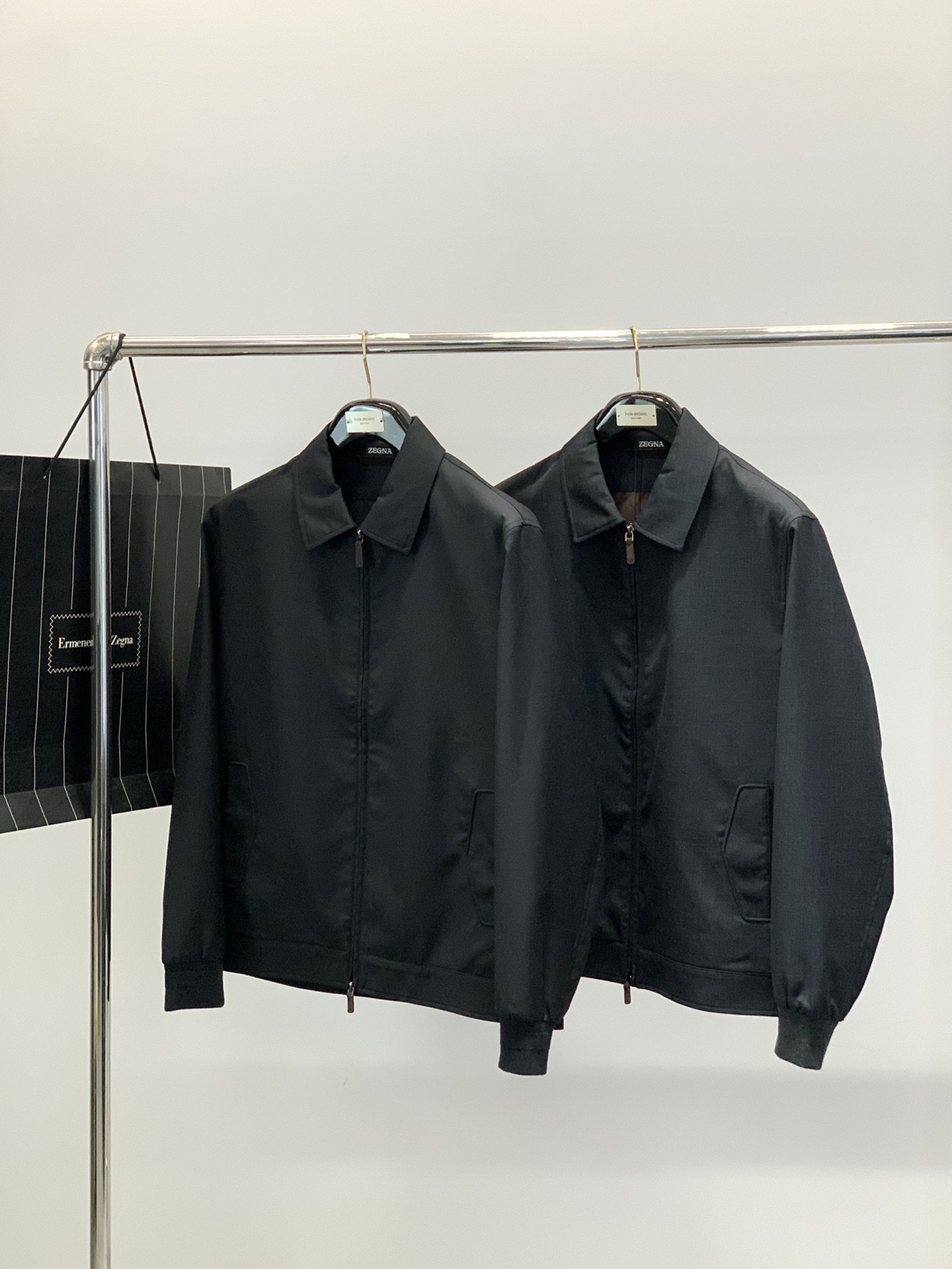 ，ZEGNA 新款深灰色翻领拉链外套 面料成份:50%羊毛50% 聚酯纤维里料:100%聚酯纤维新款防风