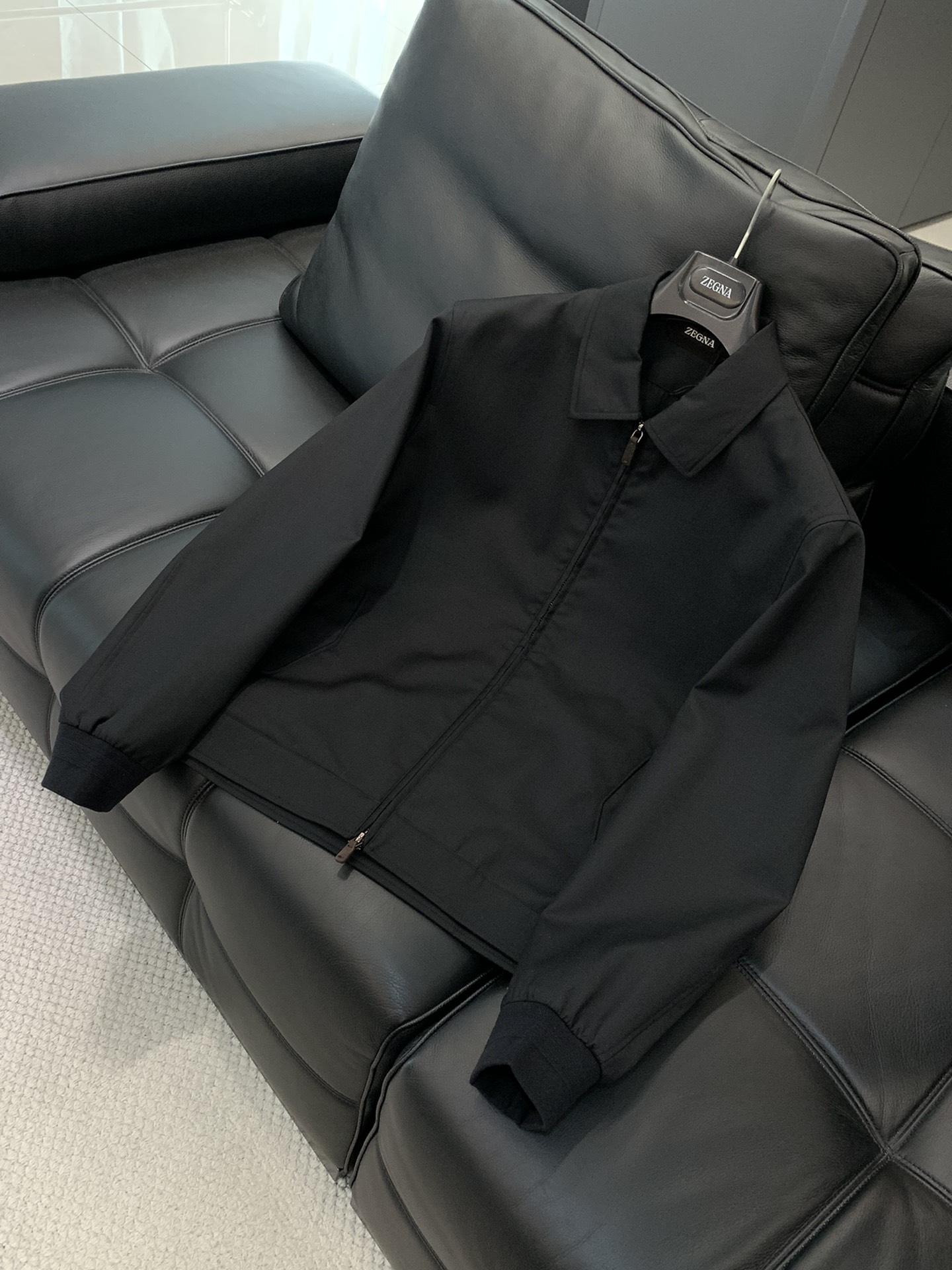 ，ZEGNA 新款深灰色翻领拉链外套 面料成份:50%羊毛50% 聚酯纤维里料:100%聚酯纤维新款防风