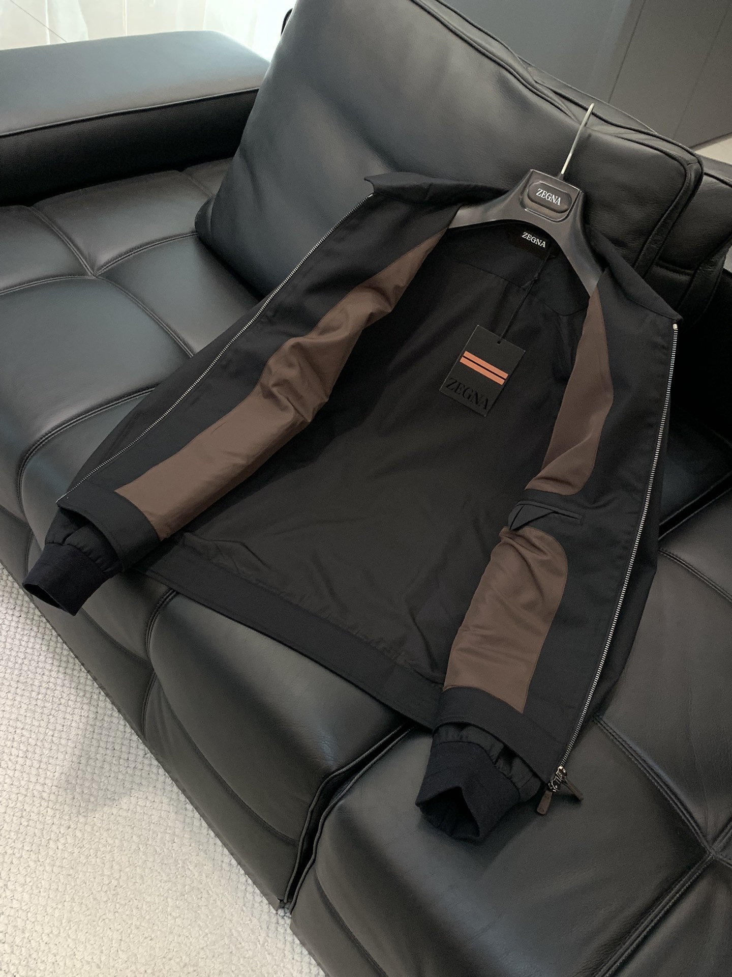 ，ZEGNA 新款深灰色翻领拉链外套 面料成份:50%羊毛50% 聚酯纤维里料:100%聚酯纤维新款防风