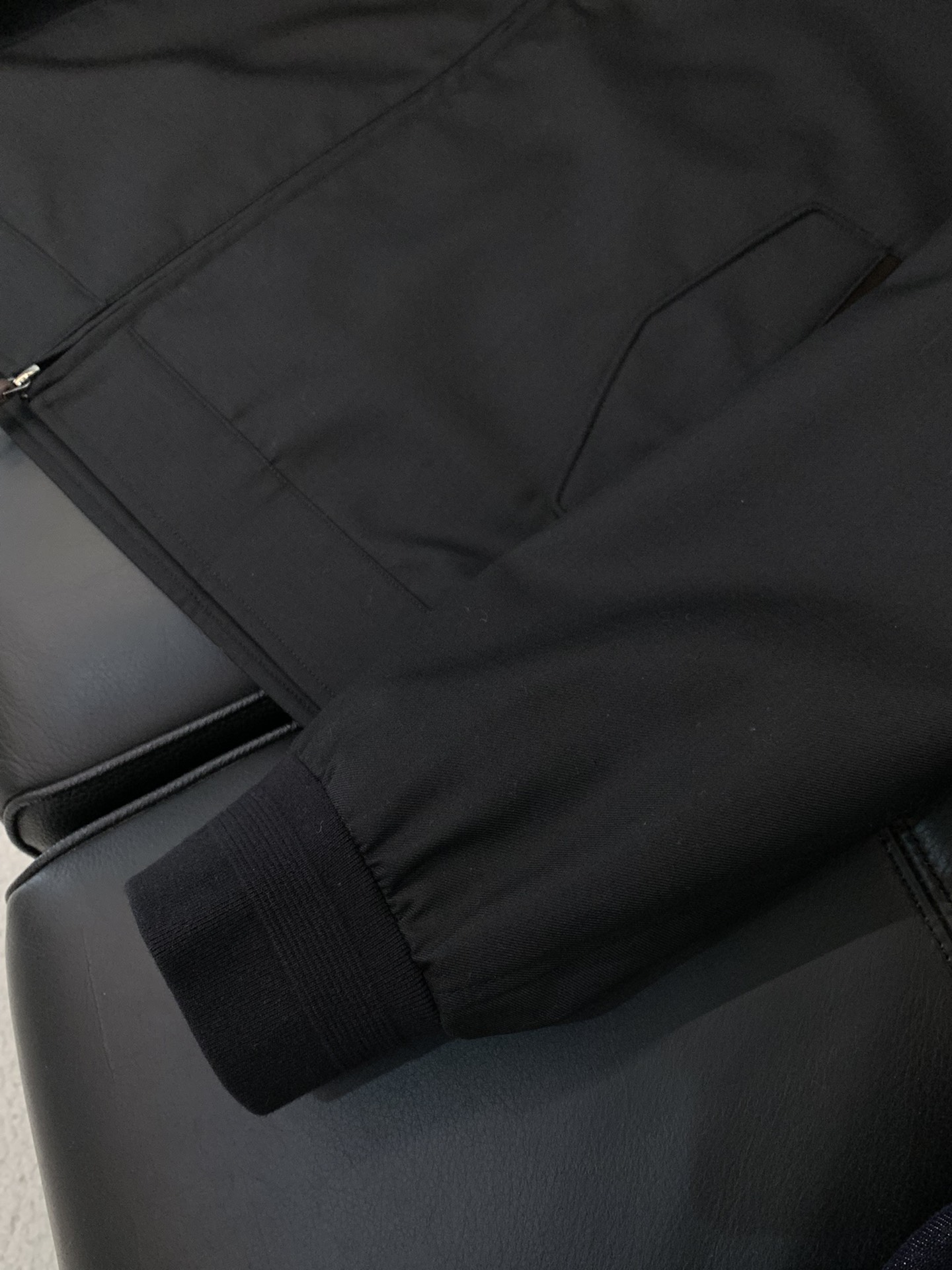 ，ZEGNA 新款深灰色翻领拉链外套 面料成份:50%羊毛50% 聚酯纤维里料:100%聚酯纤维新款防风