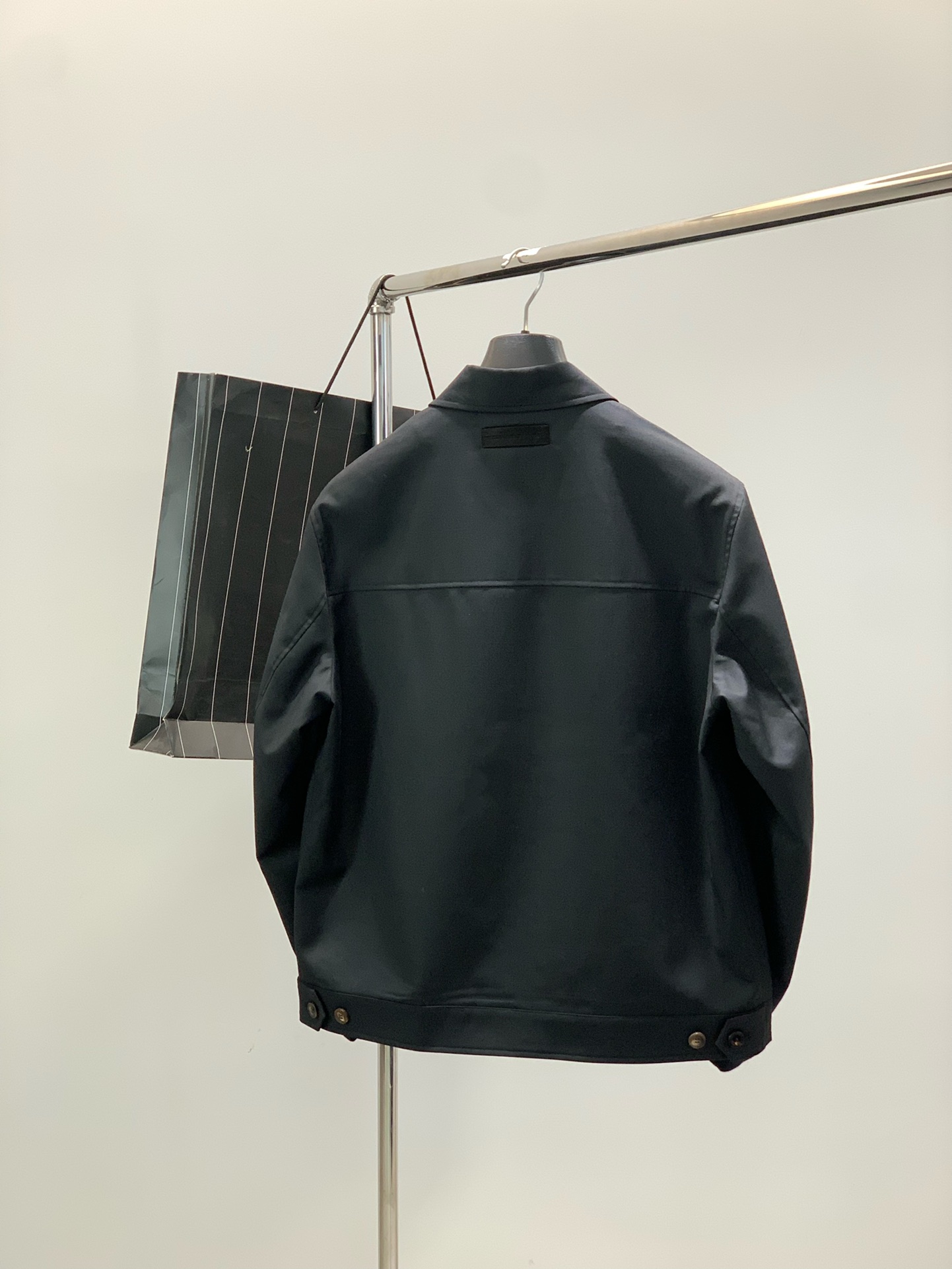 ，ZEGNA 新款深灰色翻领拉链外套 面料成份:50%羊毛50% 聚酯纤维里料:100%聚酯纤维新款防风