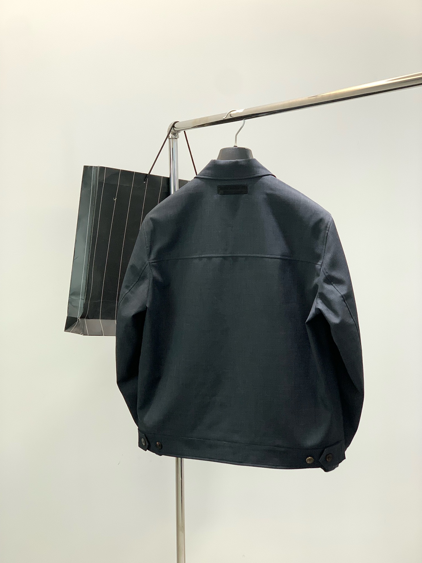 ，ZEGNA 新款深灰色翻领拉链外套 面料成份:50%羊毛50% 聚酯纤维里料:100%聚酯纤维新款防风