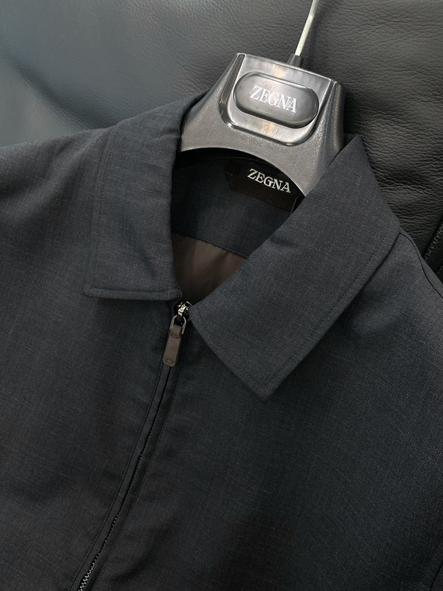 ，ZEGNA 新款深灰色翻领拉链外套 面料成份:50%羊毛50% 聚酯纤维里料:100%聚酯纤维新款防风