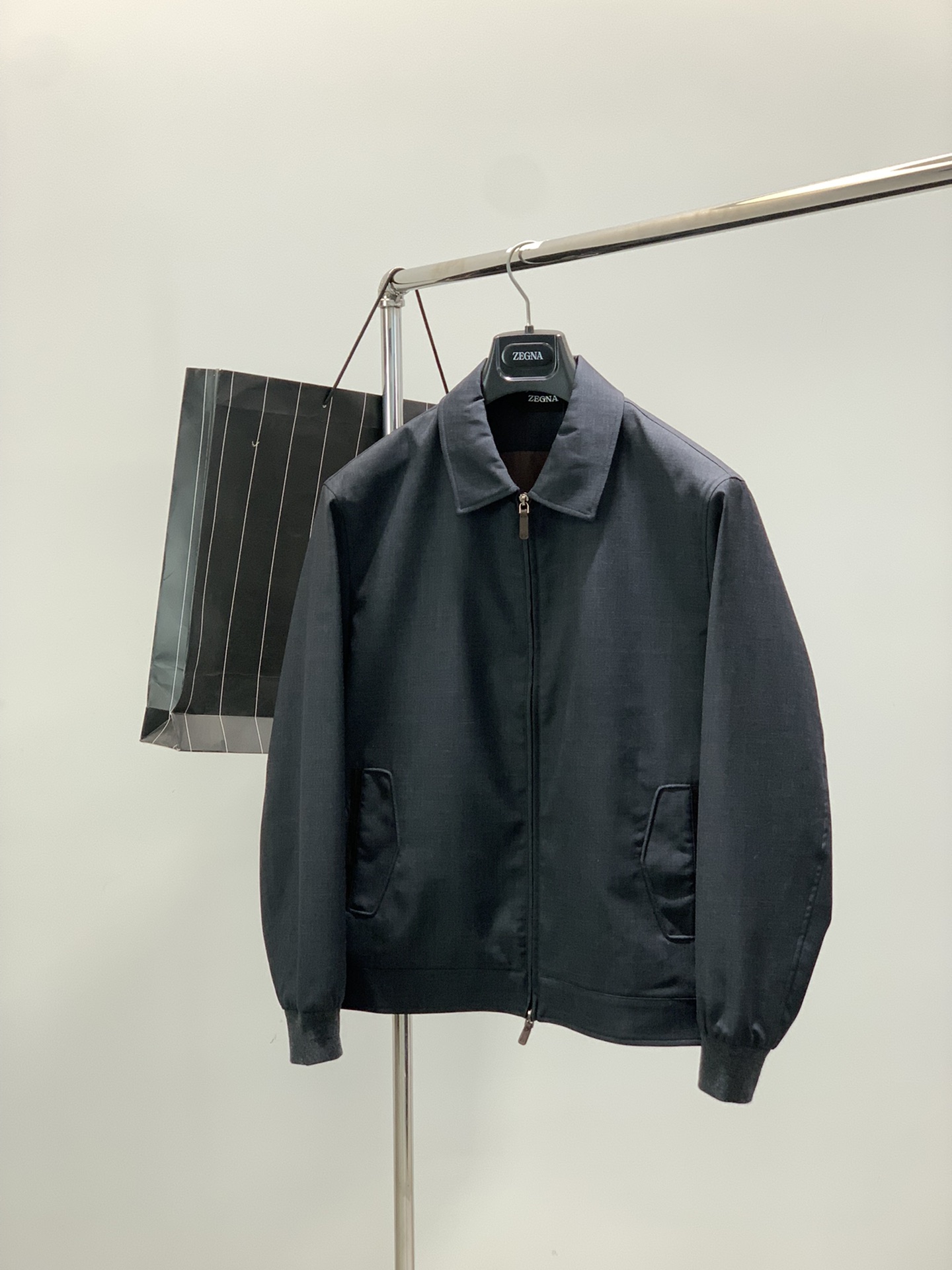 ，ZEGNA 新款深灰色翻领拉链外套 面料成份:50%羊毛50% 聚酯纤维里料:100%聚酯纤维新款防风