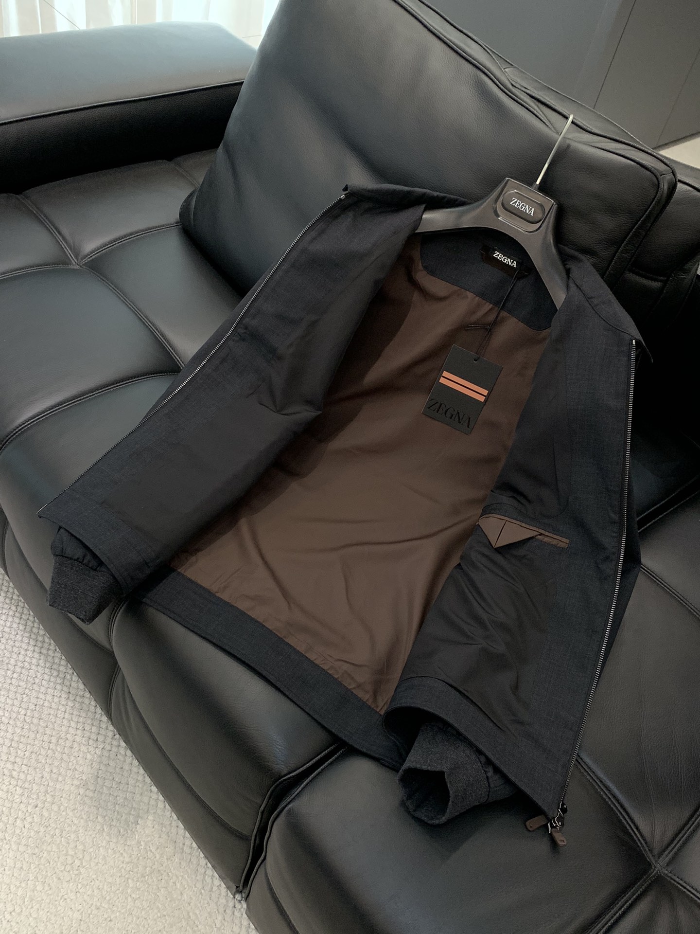 ，ZEGNA 新款深灰色翻领拉链外套 面料成份:50%羊毛50% 聚酯纤维里料:100%聚酯纤维新款防风