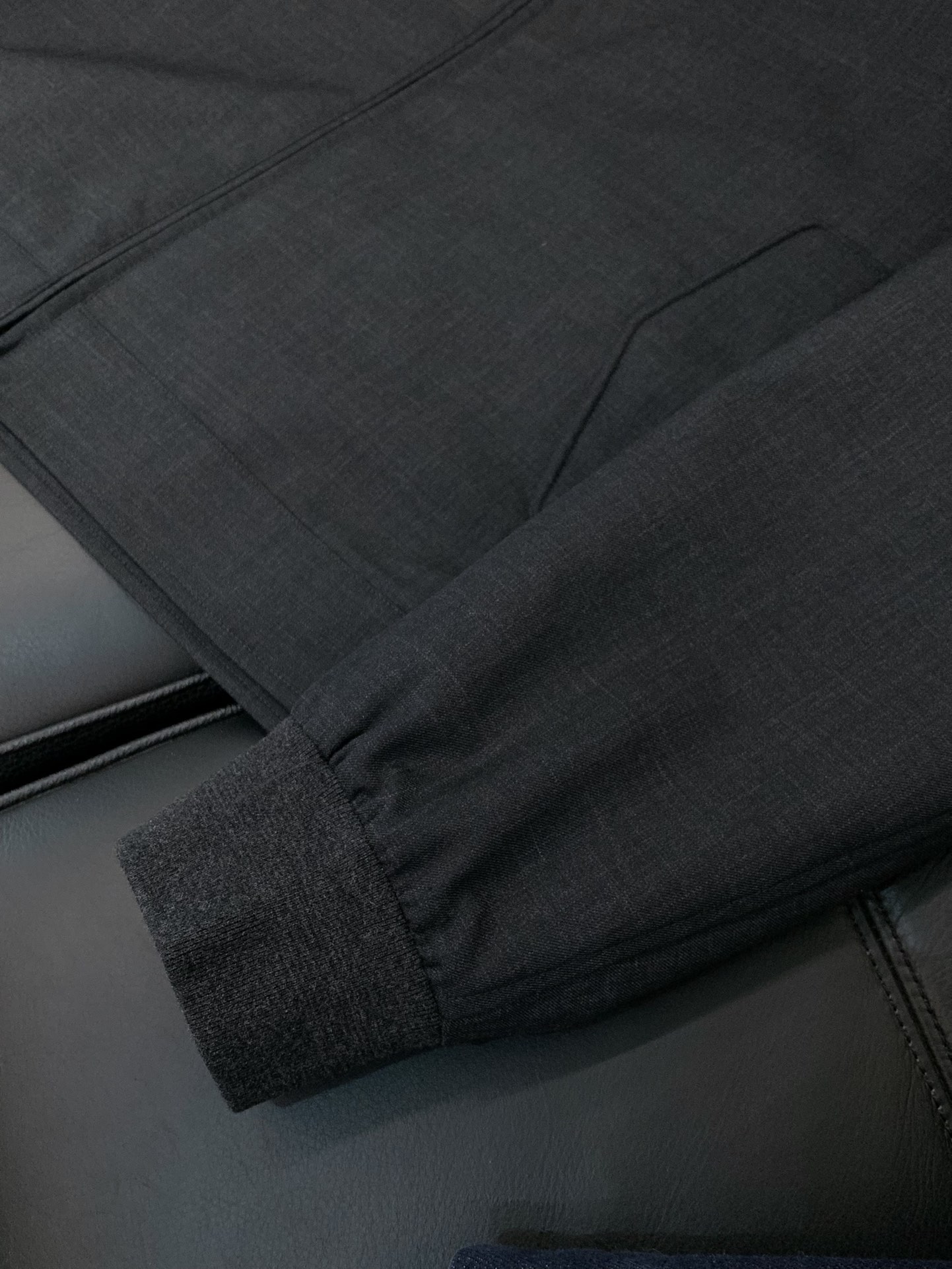 ，ZEGNA 新款深灰色翻领拉链外套 面料成份:50%羊毛50% 聚酯纤维里料:100%聚酯纤维新款防风