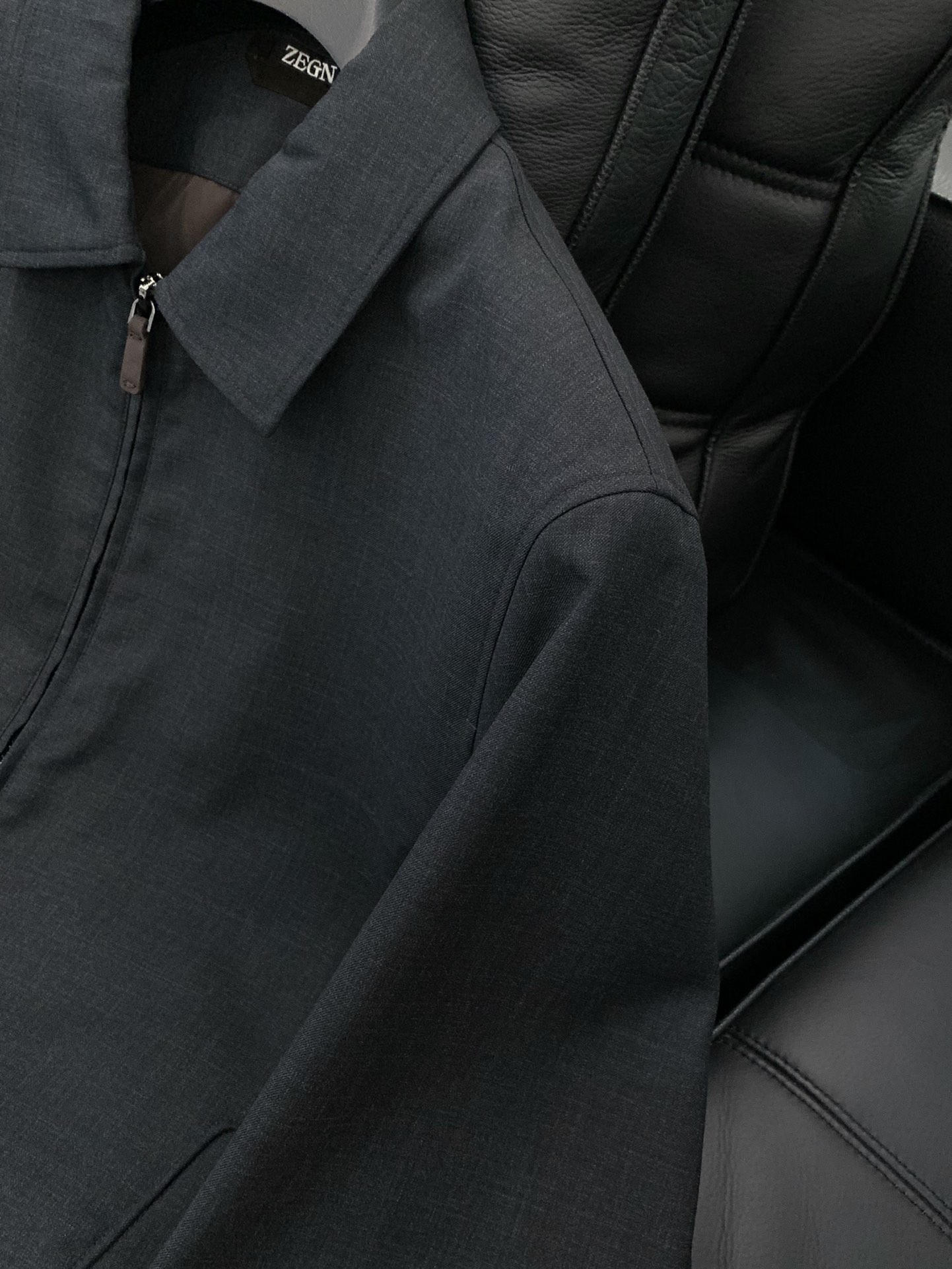 ，ZEGNA 新款深灰色翻领拉链外套 面料成份:50%羊毛50% 聚酯纤维里料:100%聚酯纤维新款防风
