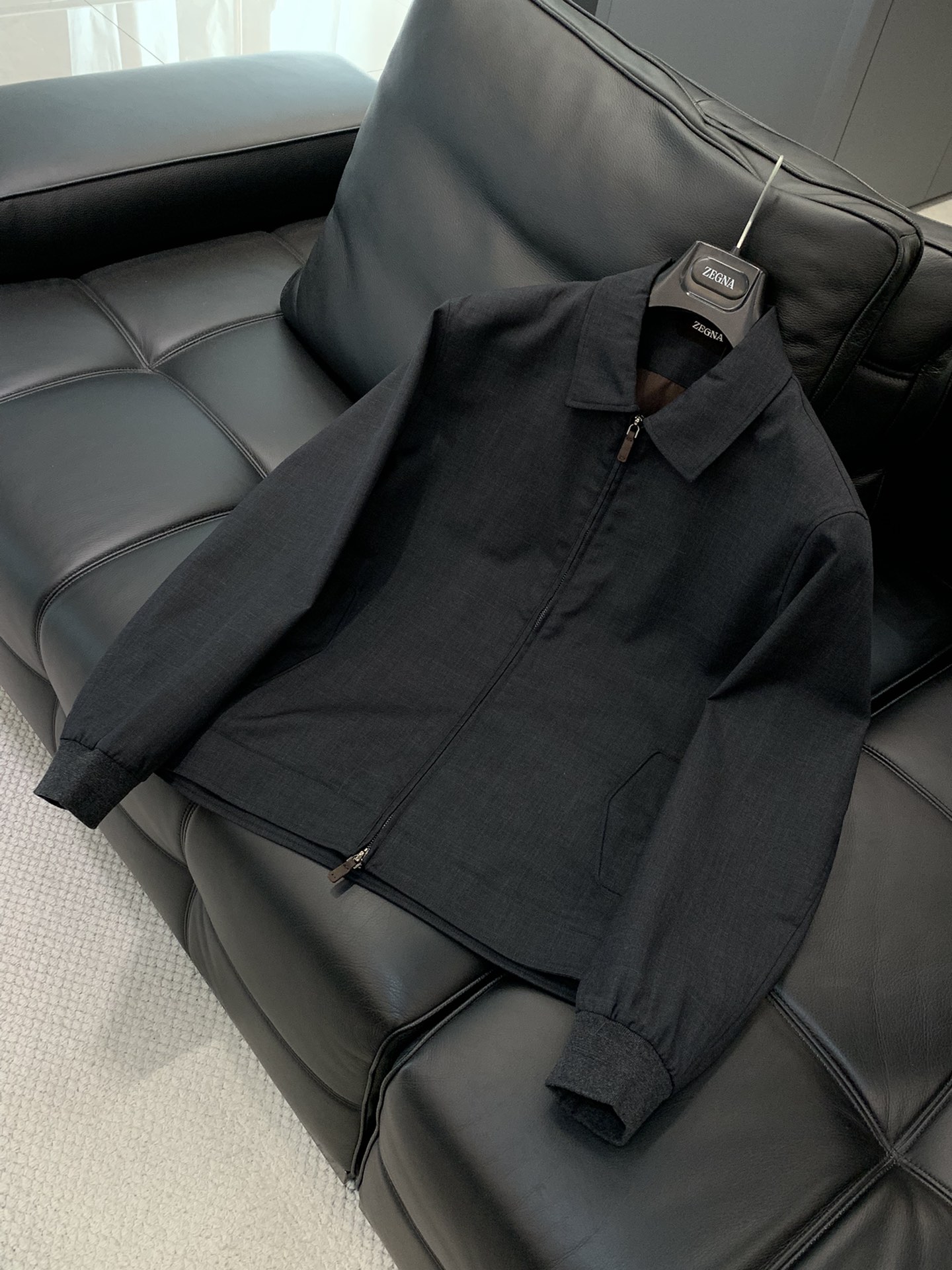 ，ZEGNA 新款深灰色翻领拉链外套 面料成份:50%羊毛50% 聚酯纤维里料:100%聚酯纤维新款防风