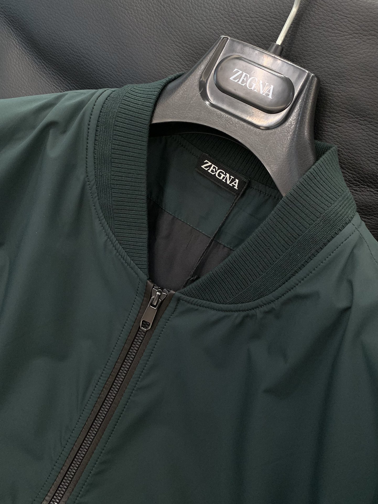 ，ZEGNA 新款绿色立领夹克 面料成份100%聚酯纤维）此休闲款以全新立体式剪裁，版型修身合体，上身真
