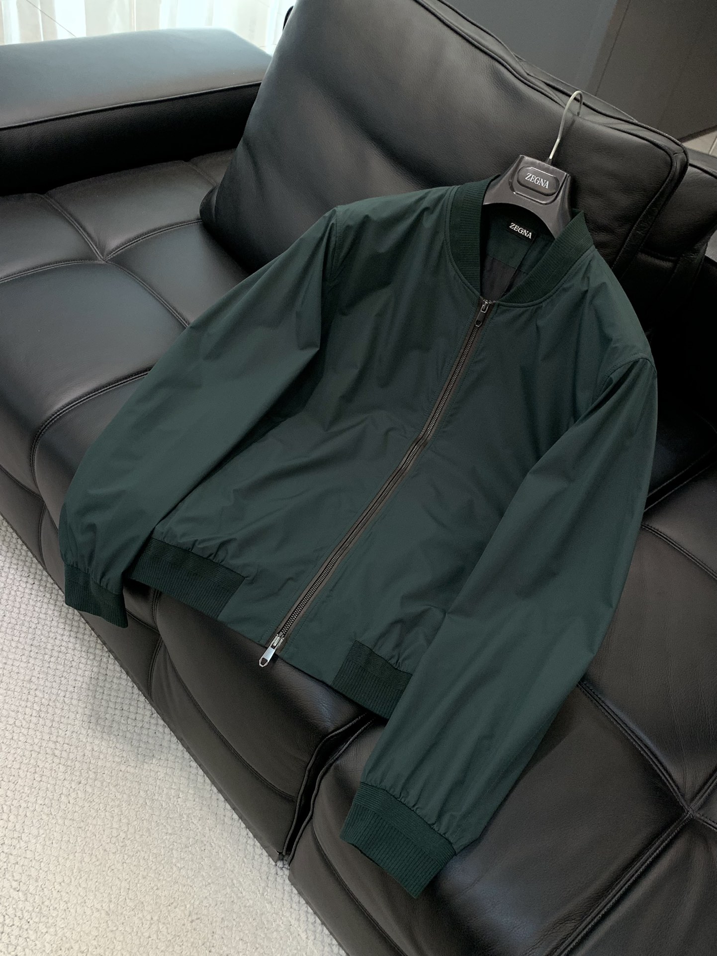 ，ZEGNA 新款绿色立领夹克 面料成份100%聚酯纤维）此休闲款以全新立体式剪裁，版型修身合体，上身真