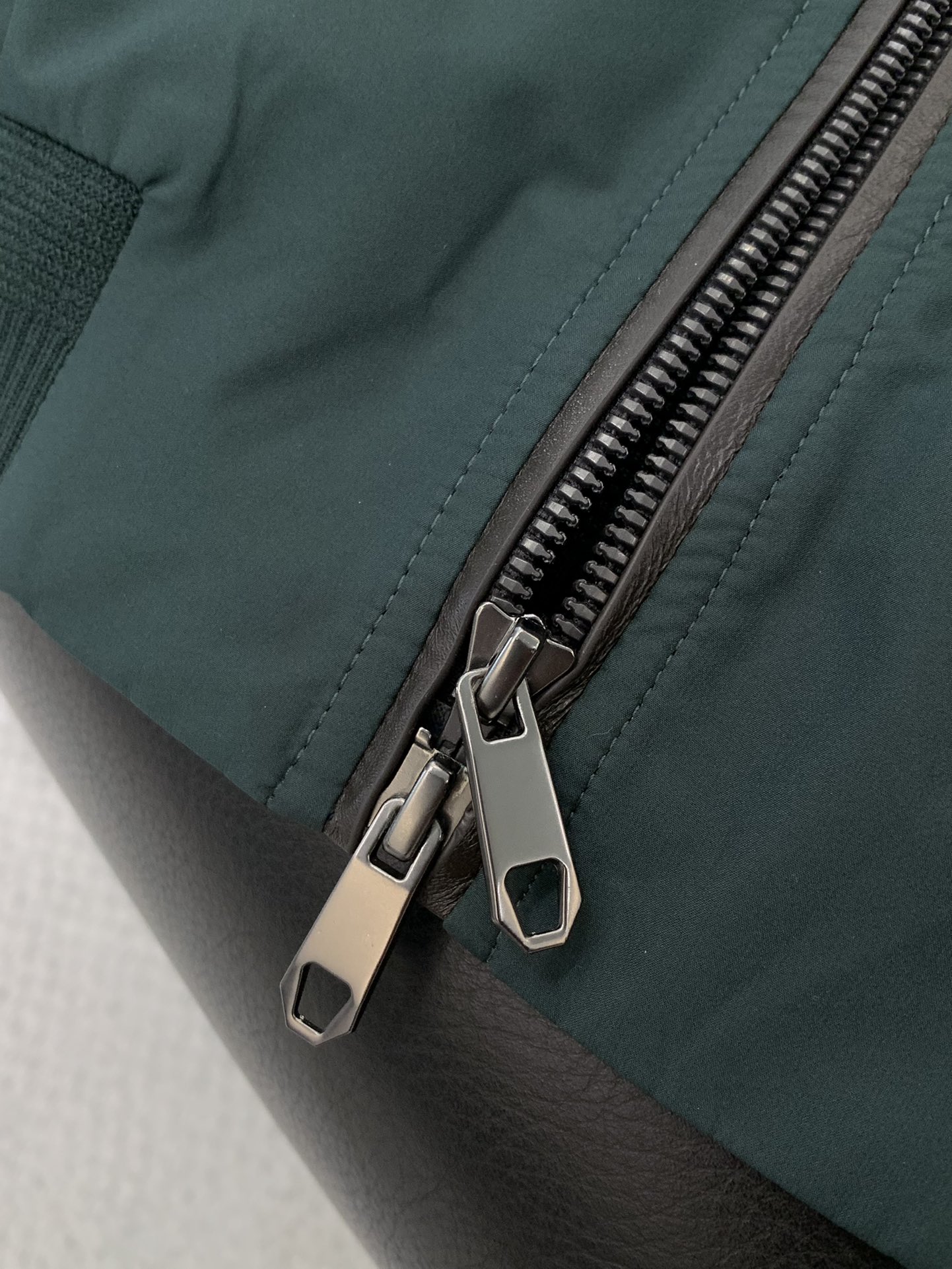 ，ZEGNA 新款绿色立领夹克 面料成份100%聚酯纤维）此休闲款以全新立体式剪裁，版型修身合体，上身真