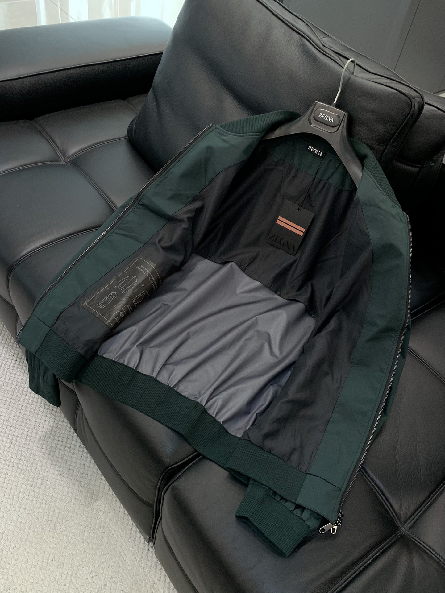 ，ZEGNA 新款绿色立领夹克 面料成份100%聚酯纤维）此休闲款以全新立体式剪裁，版型修身合体，上身真