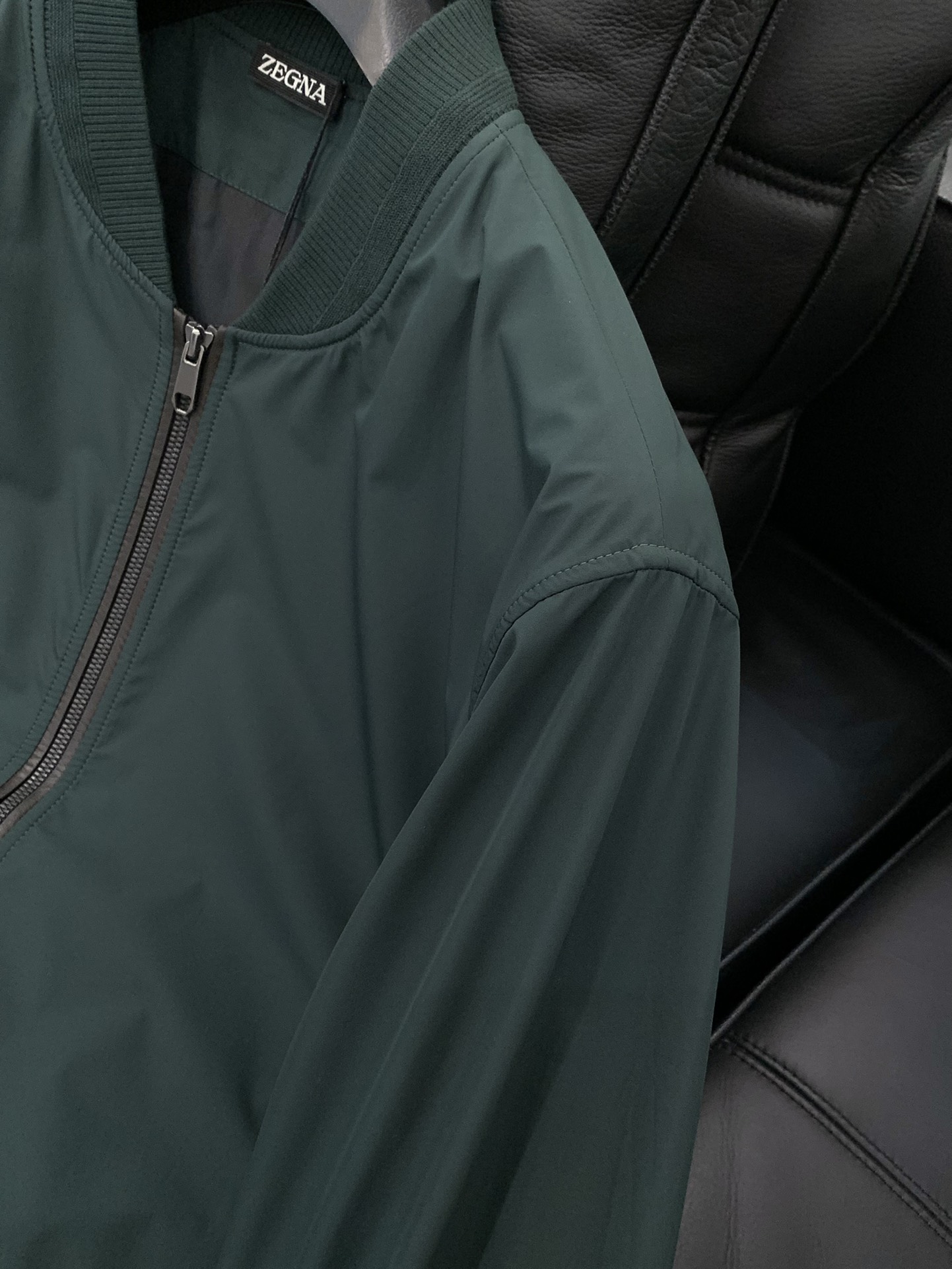 ，ZEGNA 新款绿色立领夹克 面料成份100%聚酯纤维）此休闲款以全新立体式剪裁，版型修身合体，上身真