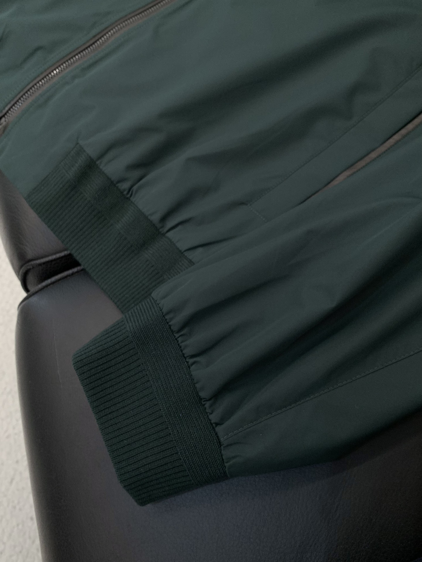 ，ZEGNA 新款绿色立领夹克 面料成份100%聚酯纤维）此休闲款以全新立体式剪裁，版型修身合体，上身真