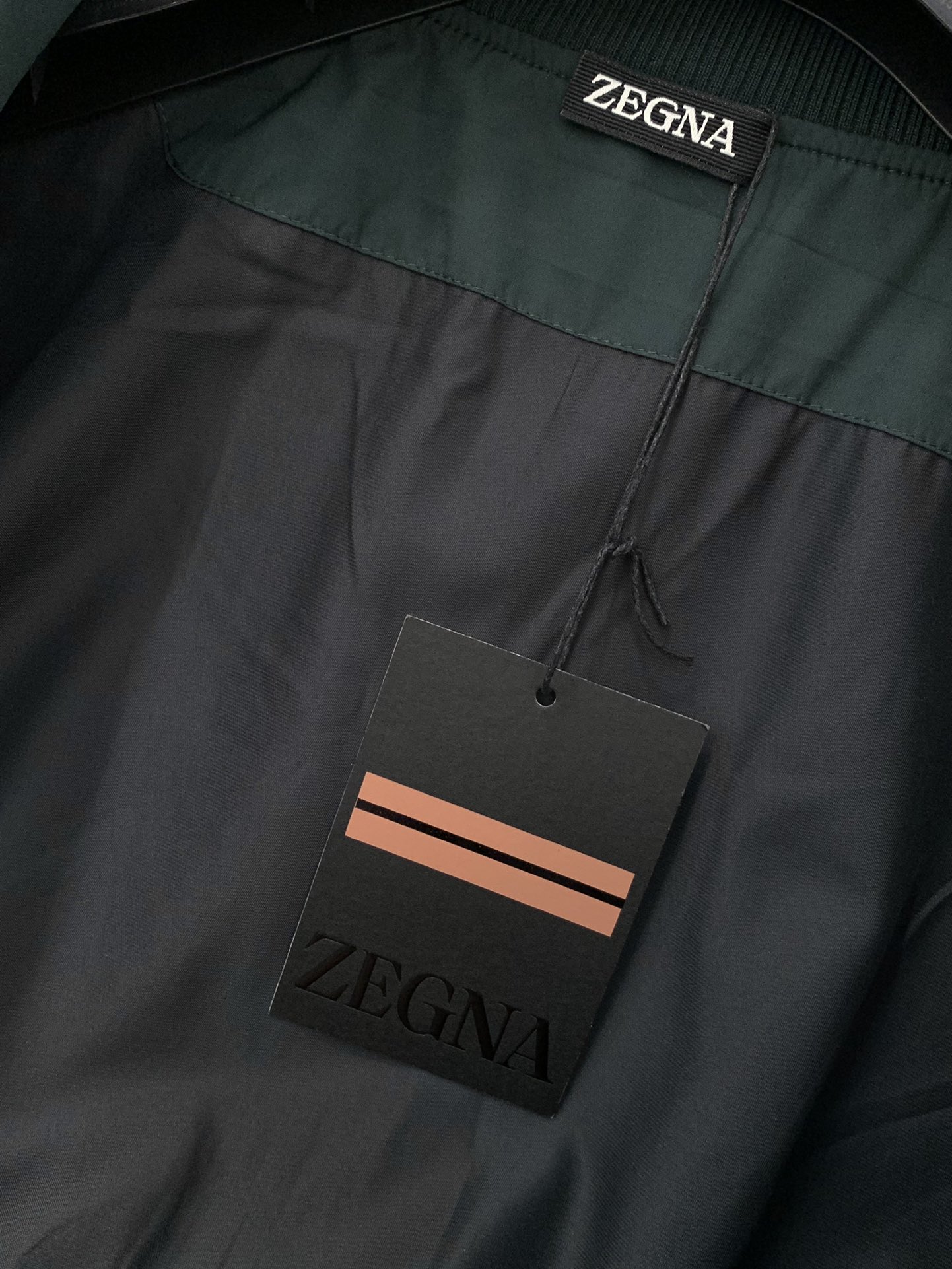 ，ZEGNA 新款绿色立领夹克 面料成份100%聚酯纤维）此休闲款以全新立体式剪裁，版型修身合体，上身真