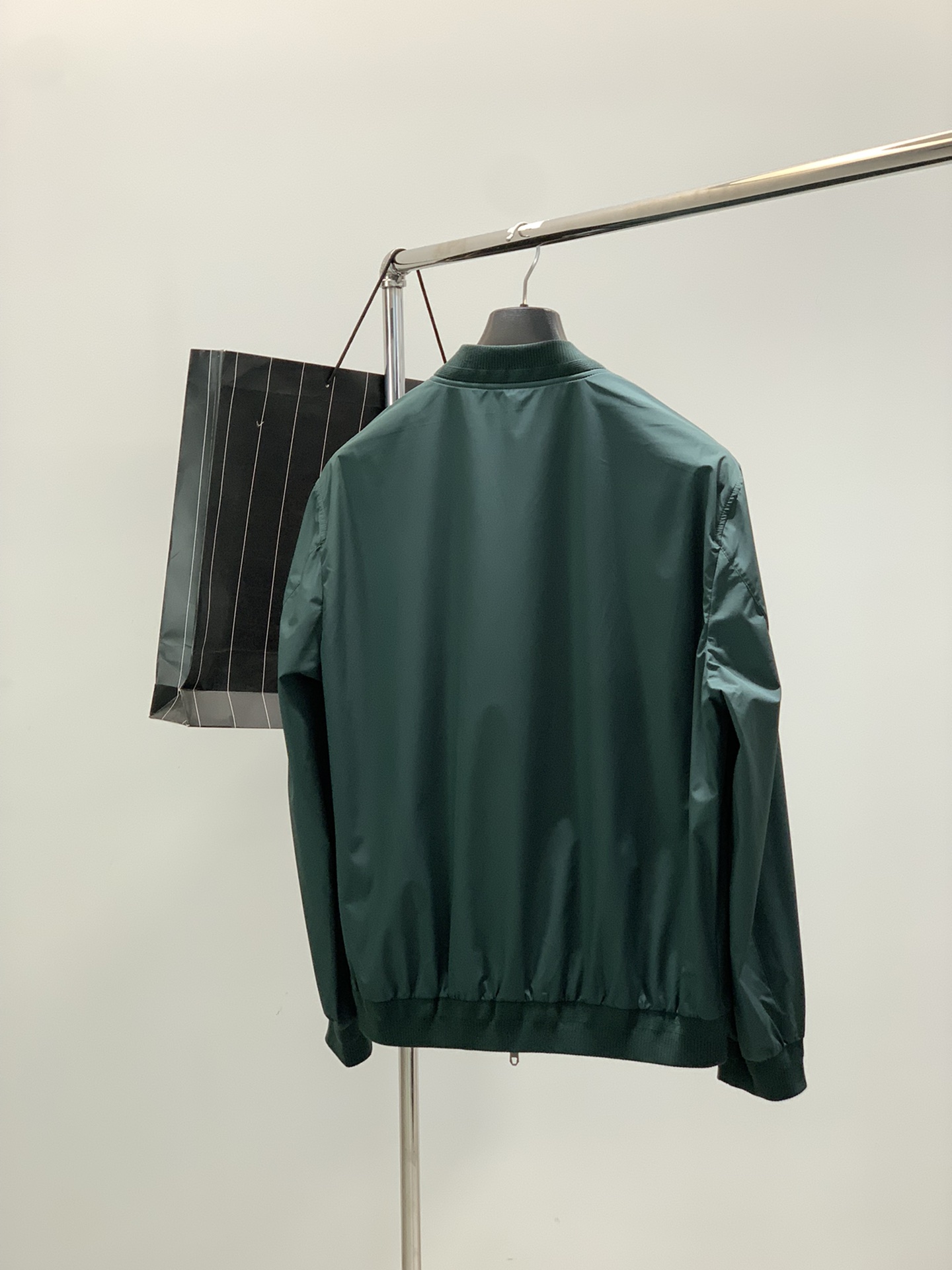 ，ZEGNA 新款绿色立领夹克 面料成份100%聚酯纤维）此休闲款以全新立体式剪裁，版型修身合体，上身真