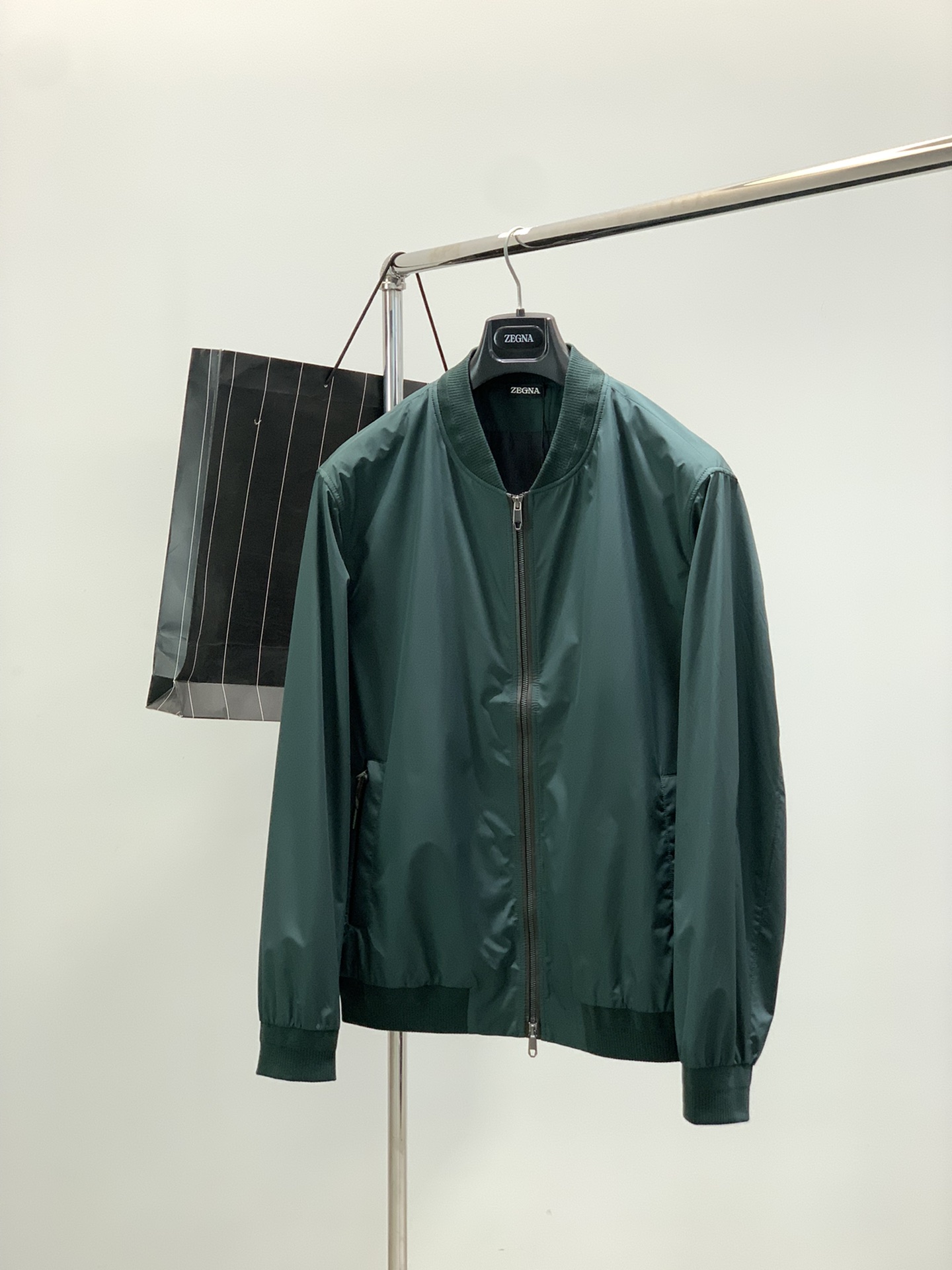 ，ZEGNA 新款绿色立领夹克 面料成份100%聚酯纤维）此休闲款以全新立体式剪裁，版型修身合体，上身真