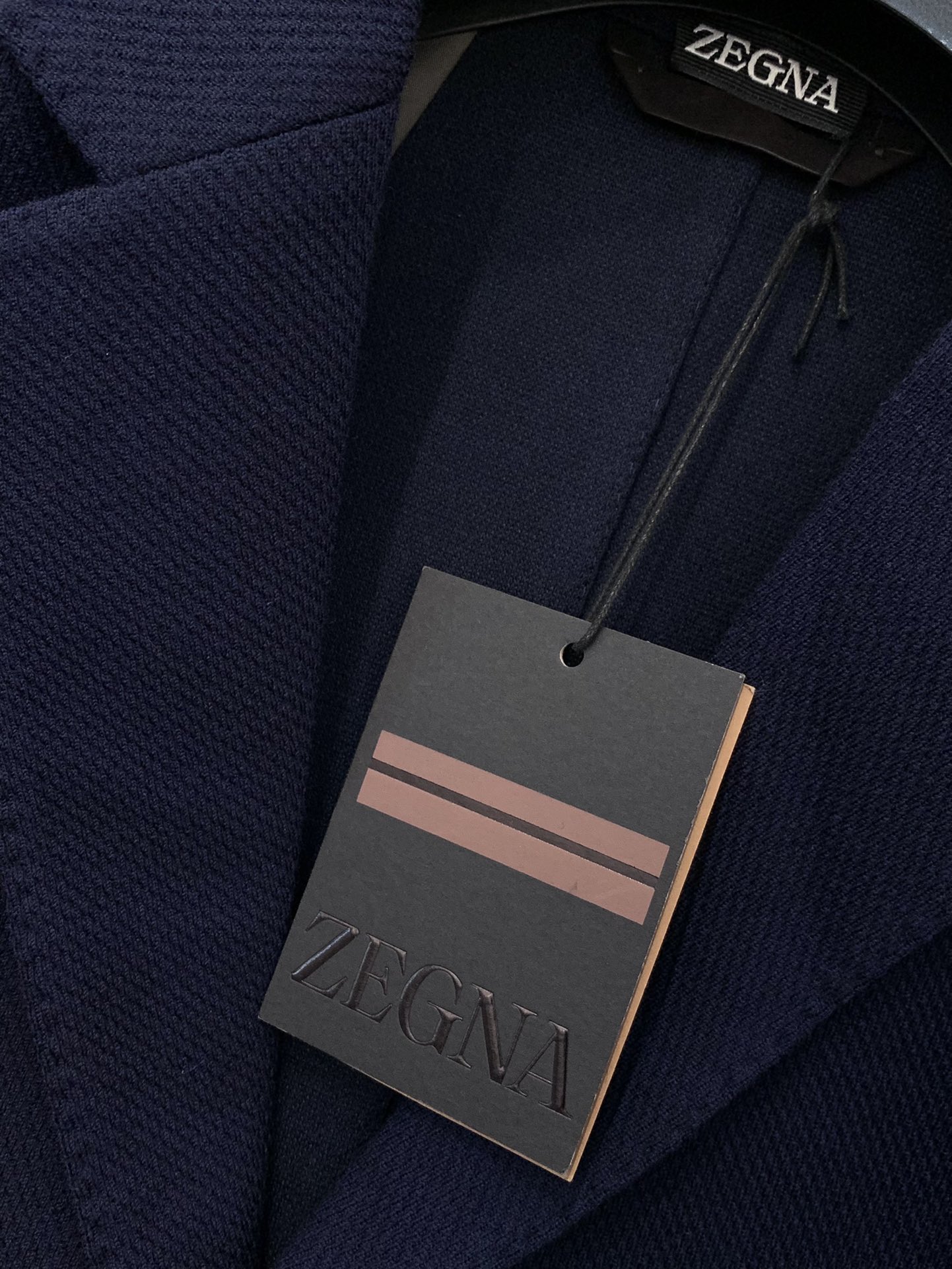 ，ZEGNA 灰咖色羊毛西装面料成份 :57羊毛、31棉、12聚酯纤维面料:三德针织羊毛，甄选自澳大利亚
