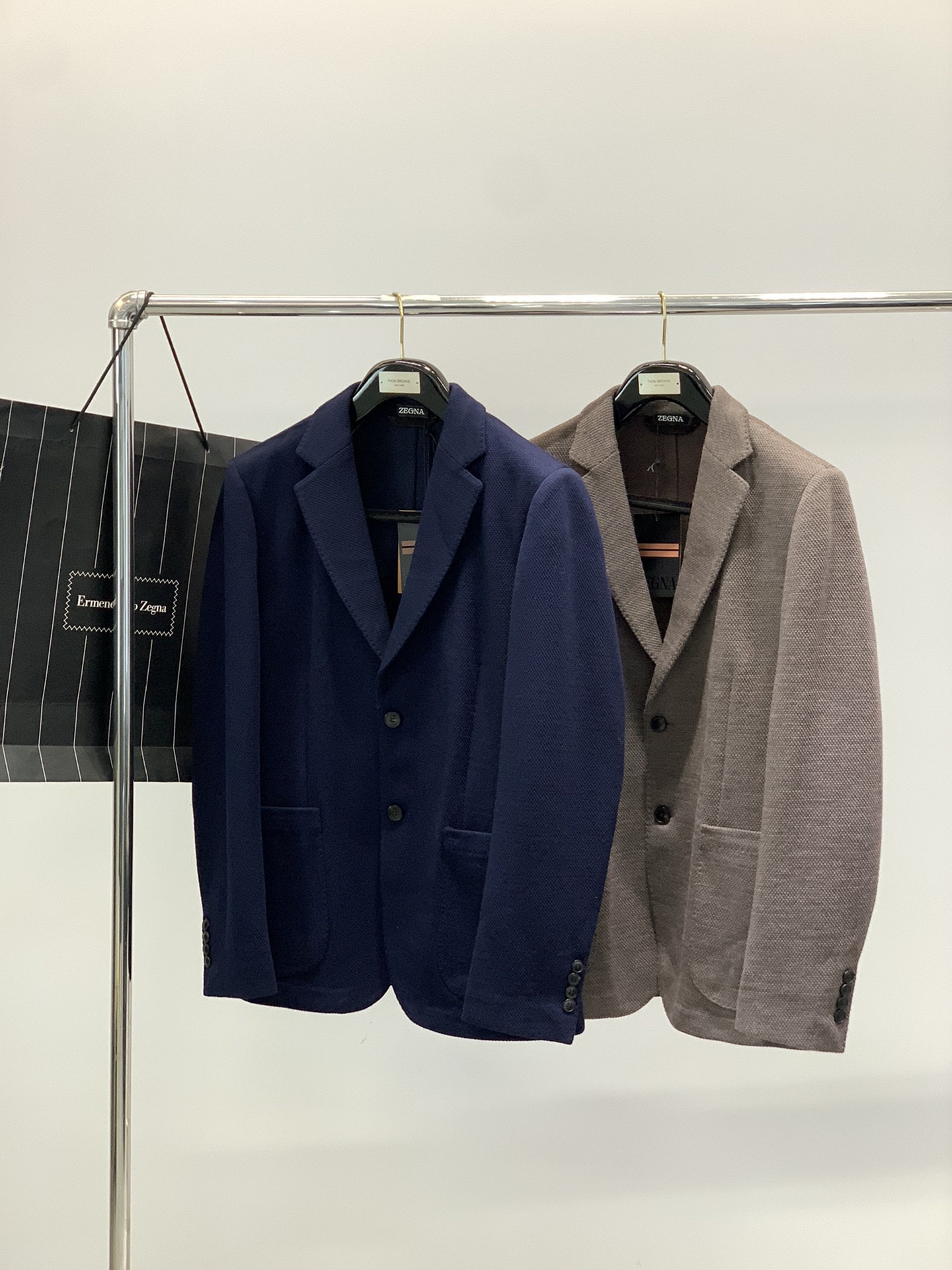 ，ZEGNA 灰咖色羊毛西装面料成份 :57羊毛、31棉、12聚酯纤维面料:三德针织羊毛，甄选自澳大利亚