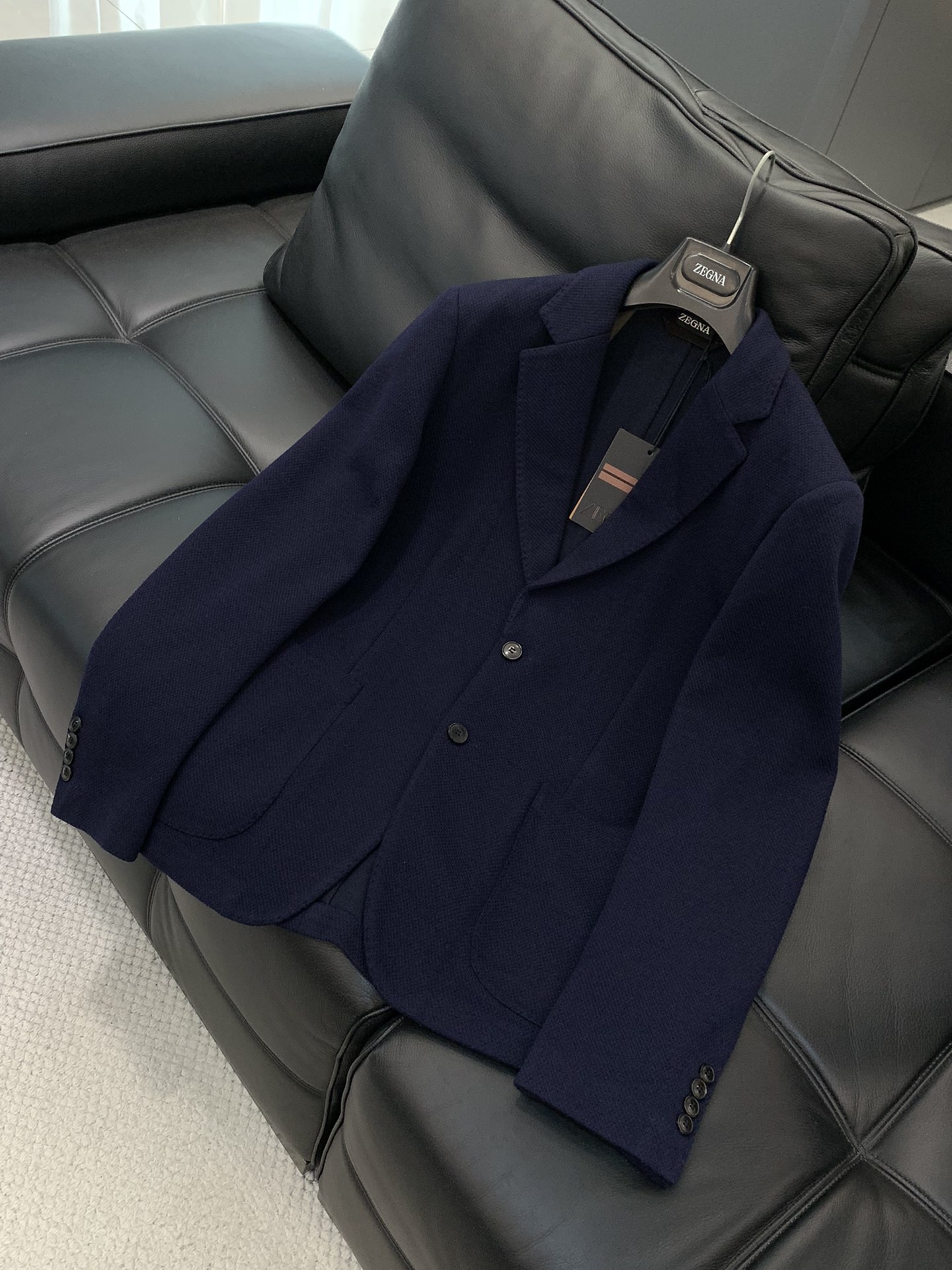 ，ZEGNA 灰咖色羊毛西装面料成份 :57羊毛、31棉、12聚酯纤维面料:三德针织羊毛，甄选自澳大利亚