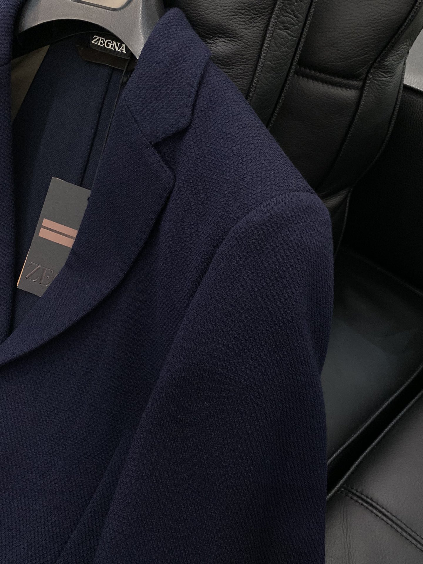 ，ZEGNA 灰咖色羊毛西装面料成份 :57羊毛、31棉、12聚酯纤维面料:三德针织羊毛，甄选自澳大利亚