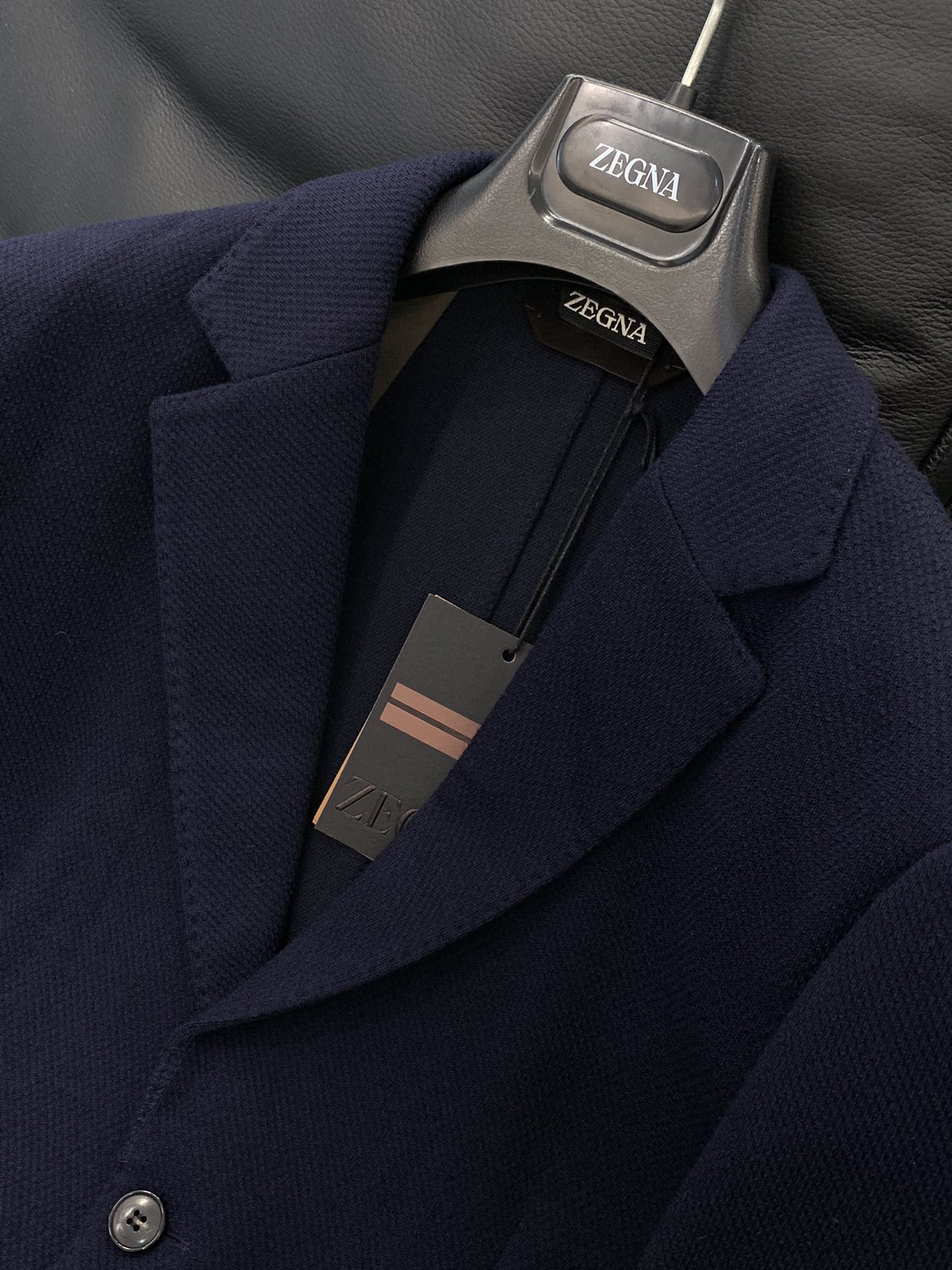 ，ZEGNA 灰咖色羊毛西装面料成份 :57羊毛、31棉、12聚酯纤维面料:三德针织羊毛，甄选自澳大利亚