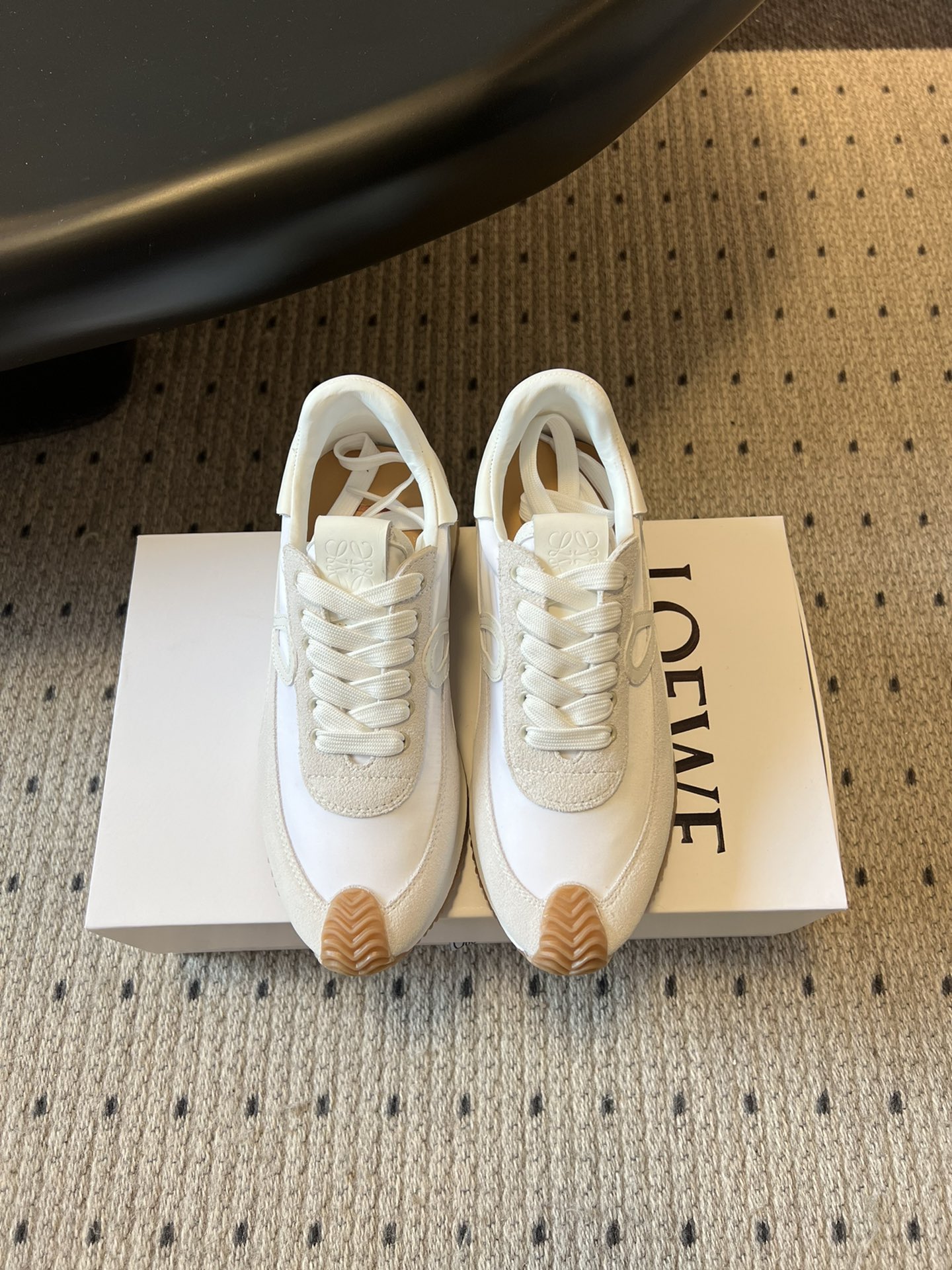 NO:646207,Loew* retro casual sports shoes Forrest Gump shoes. The shoe body is decorated with LOEWE's iconic 'knot', which is a highly recognizable element of the brand. The style is unique and exquisite. It is made of leather, fabric and other materials, with a soft touch and rich layers, taking into account comfort and retro texture.  It is a low-cut retro running shoe with a shoe last that fits the foot shape; the toe is designed with rubber edging, which is both practical and retro style; the sole is a lightweight rubber sole, which is light and comfortable to walk on. It comes in pure white, black brown, white and yellow and other colors, both simple and basic models and contrasting colors, suitable for daily leisure, light commuting and other wearing scenarios. The upper is frosted cowhide/silk cloth, and the inner mesh cloth. The outsole is an original molded outsole, which increases the size by 3cm.  : Women’s size 35-40, Men’s size 39-45 (customized sizes 40 and 45 are non-refundable), casual shoes/sports shoes, loewe, sneakers, cowhide19860909Loew*复古休闲运动鞋阿甘鞋 鞋身带有LOEWE标志性的“绳结”装饰,是品牌辨识度很高的元素,风格独特且精致.采用皮革、织物等材质拼接,触感柔软且层次丰富,兼顾舒适与复古质感. 是低帮复古跑鞋鞋型,鞋楦贴合脚型；鞋头采用橡胶包边设计,兼具实用性与复古风格；鞋底是轻质橡胶底,走路轻盈舒适.有纯白、黑棕、白黄等配色,既有简约基础款也有撞色款,适配日常休闲、轻通勤等多种穿搭场景. 鞋面磨砂牛皮/丝绸布 内里网布 大底原版开模大底 增高3cm size :女码35-40码 男码39-45码（40、45码定制不退换）,休闲鞋/运动鞋,loewe,sneakers,cowhide,Women's Shoes