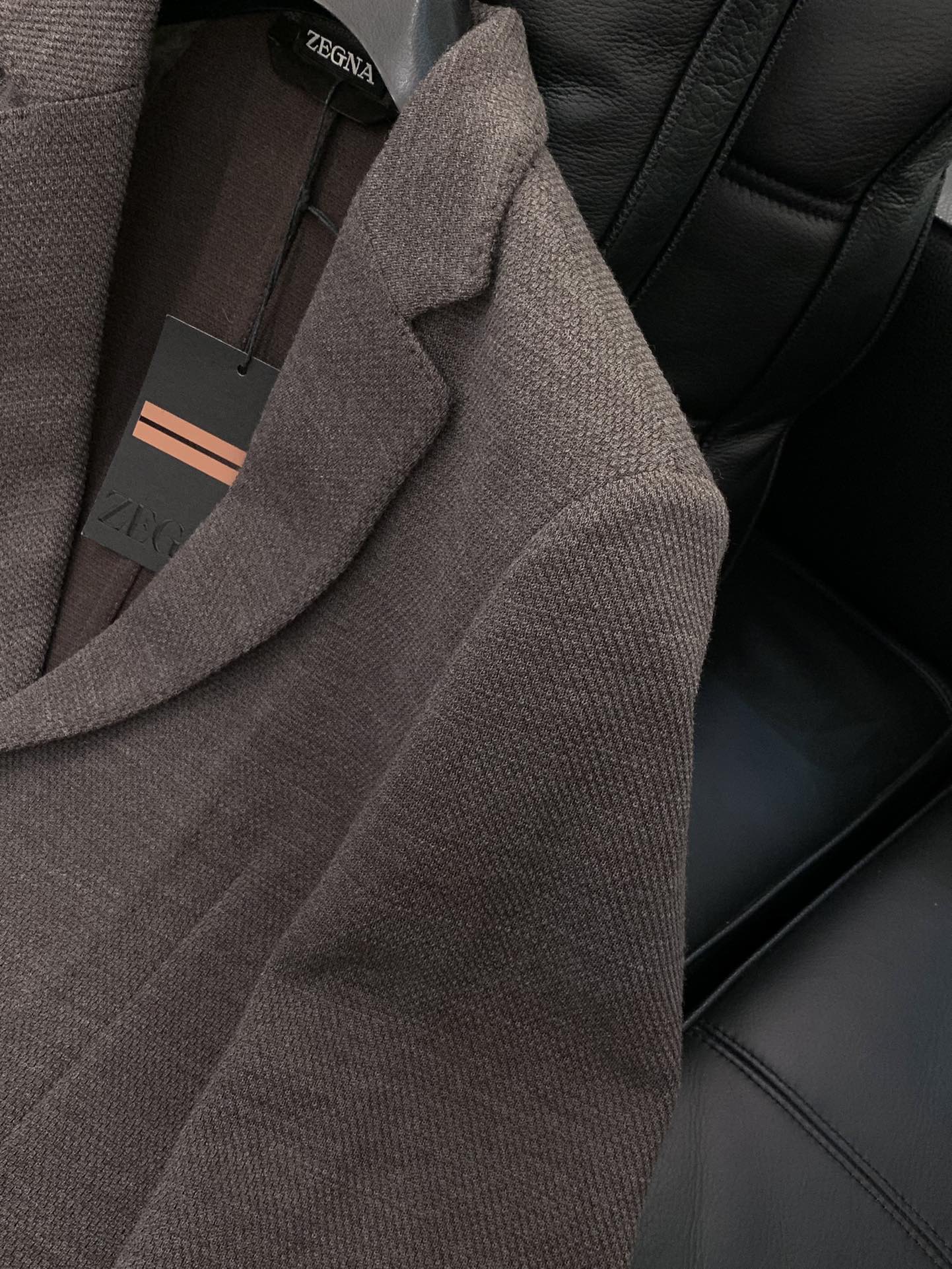 ，ZEGNA 灰咖色羊毛西装面料成份 :57羊毛、31棉、12聚酯纤维面料:三德针织羊毛，甄选自澳大利亚