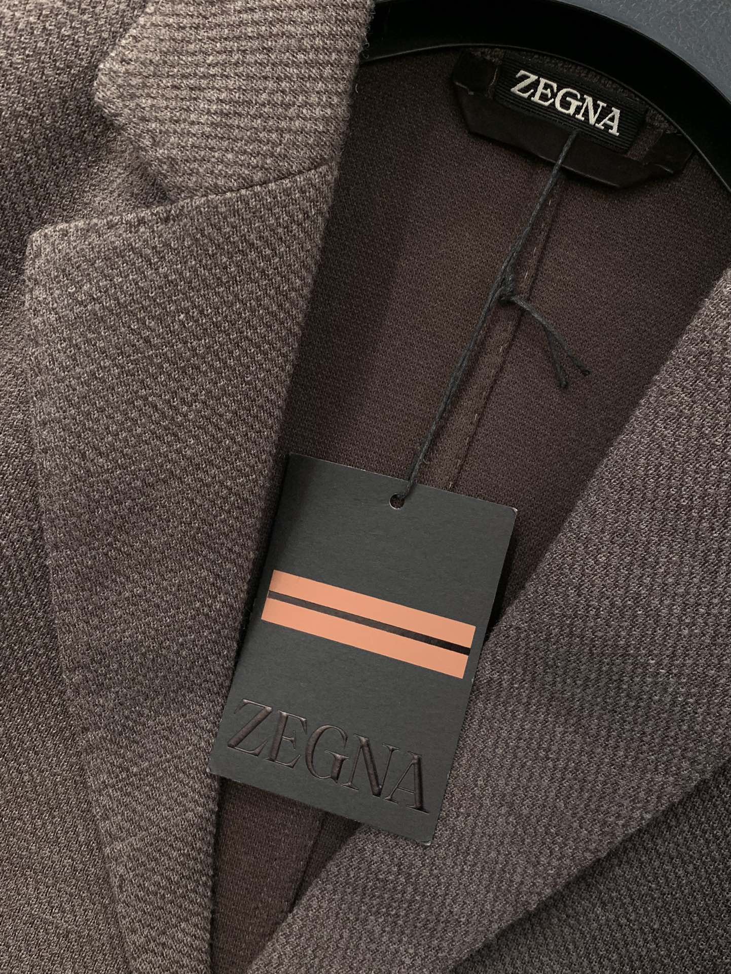 ，ZEGNA 灰咖色羊毛西装面料成份 :57羊毛、31棉、12聚酯纤维面料:三德针织羊毛，甄选自澳大利亚